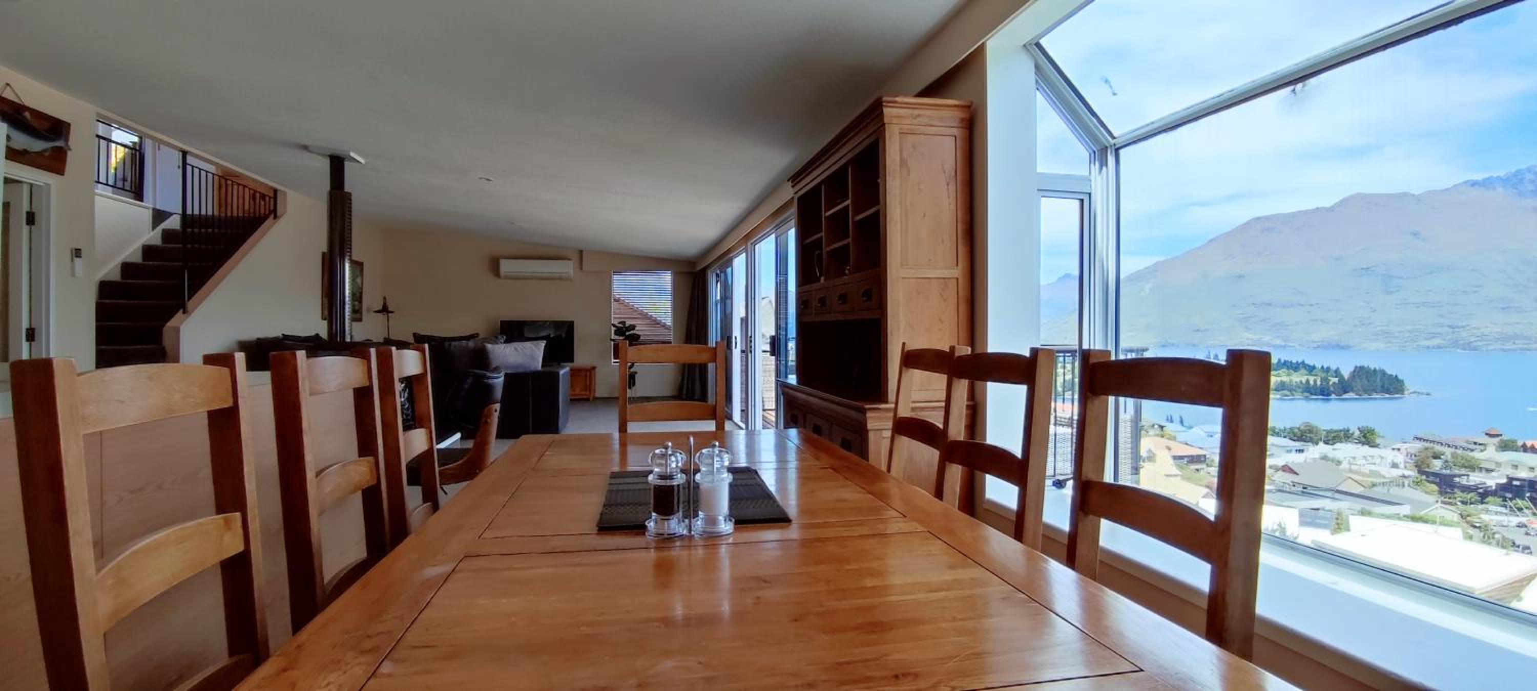 Lakeview Lodge - Views - Walk to Town - Parking view 4