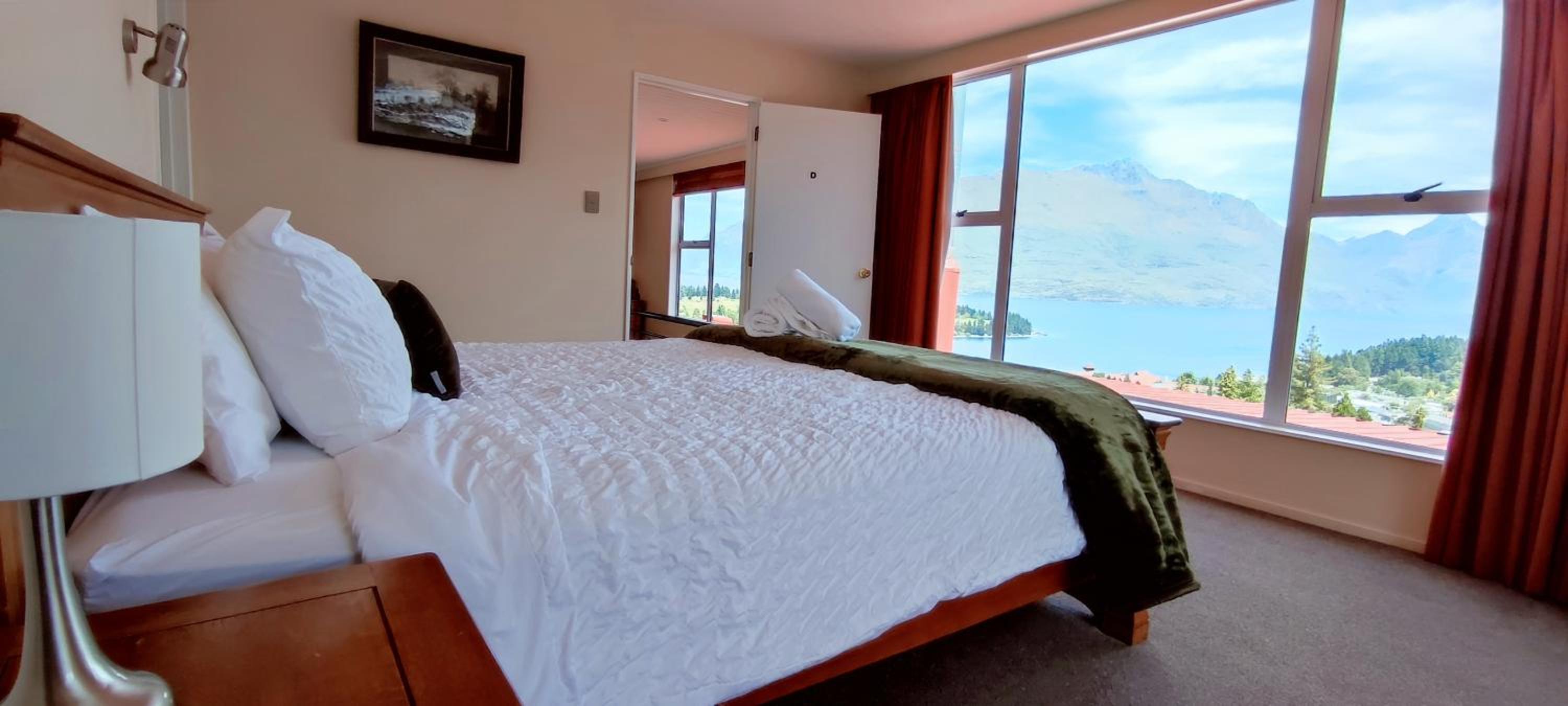 Lakeview Lodge - Views - Walk to Town - Parking view 2