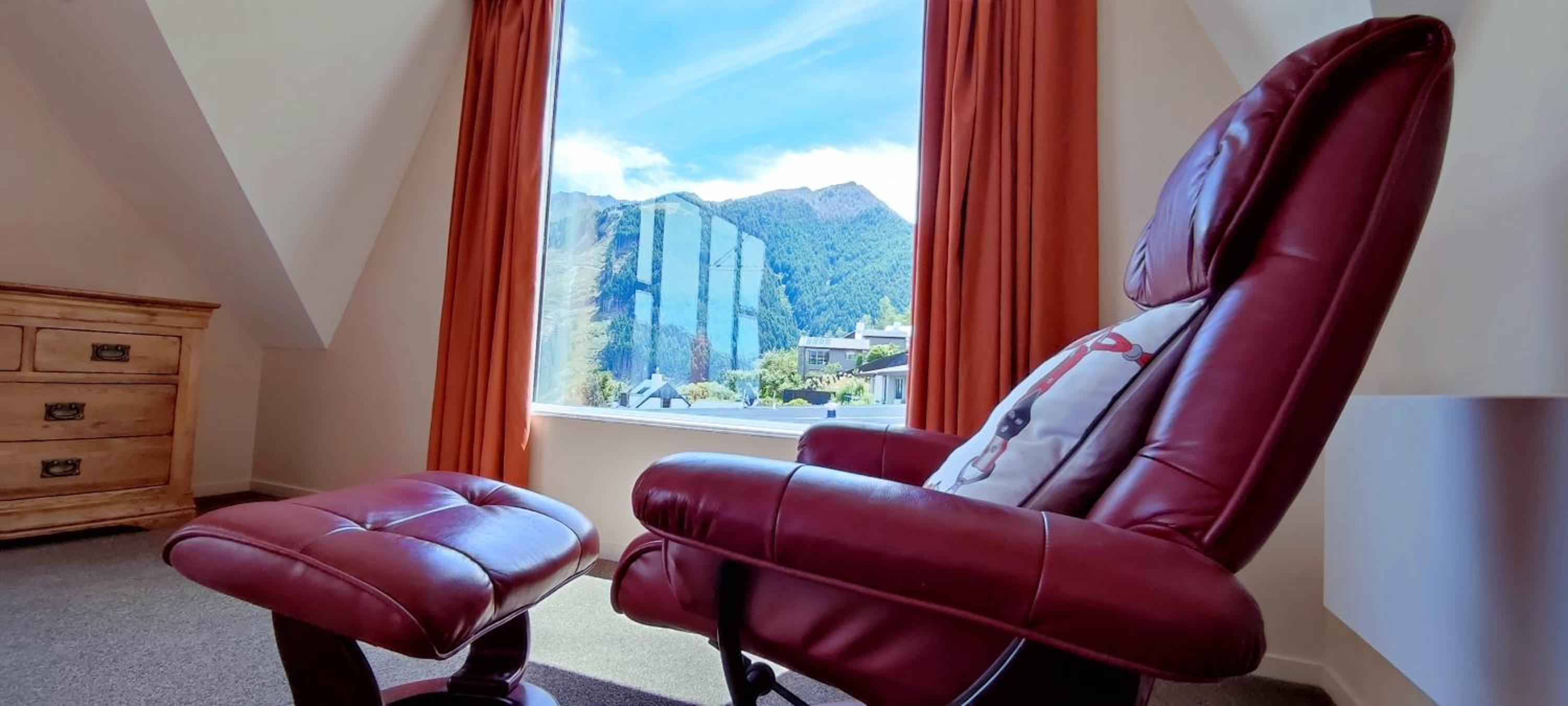 Lakeview Lodge - Views - Walk to Town - Parking view 5