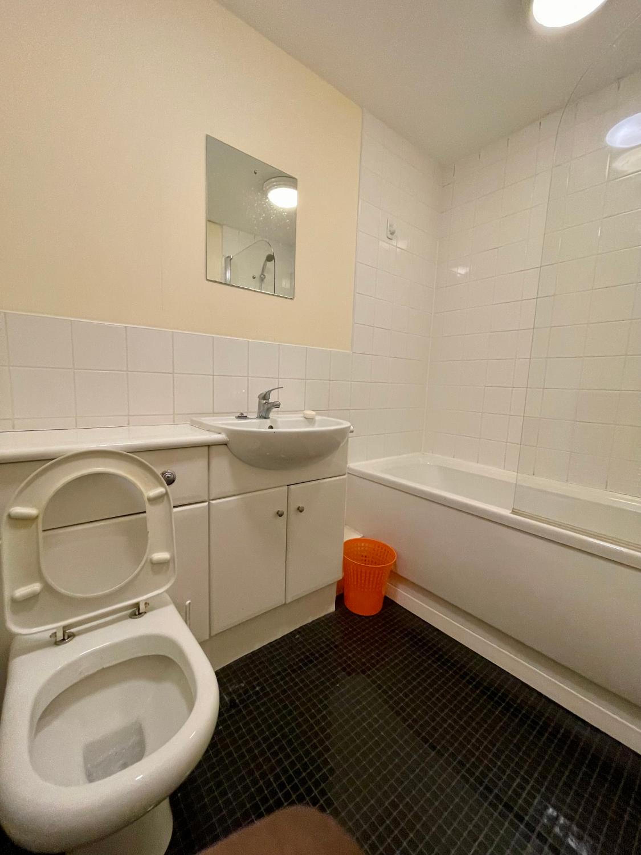 Two bedroom Entire Apartment in Roman road with Free Parking view 4