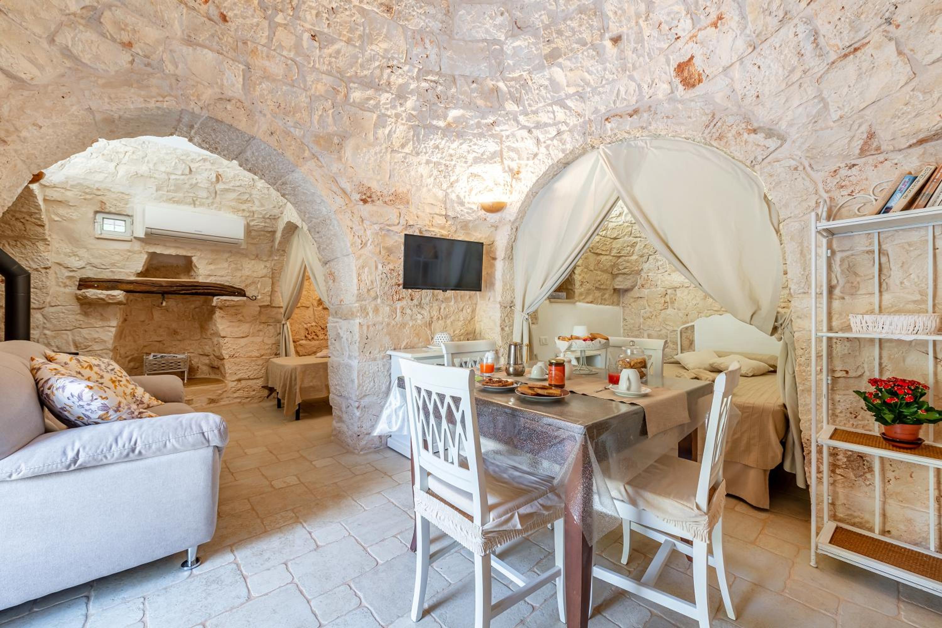 Trullo Delle Ginestre Private Pool - Happy Rentals view 4