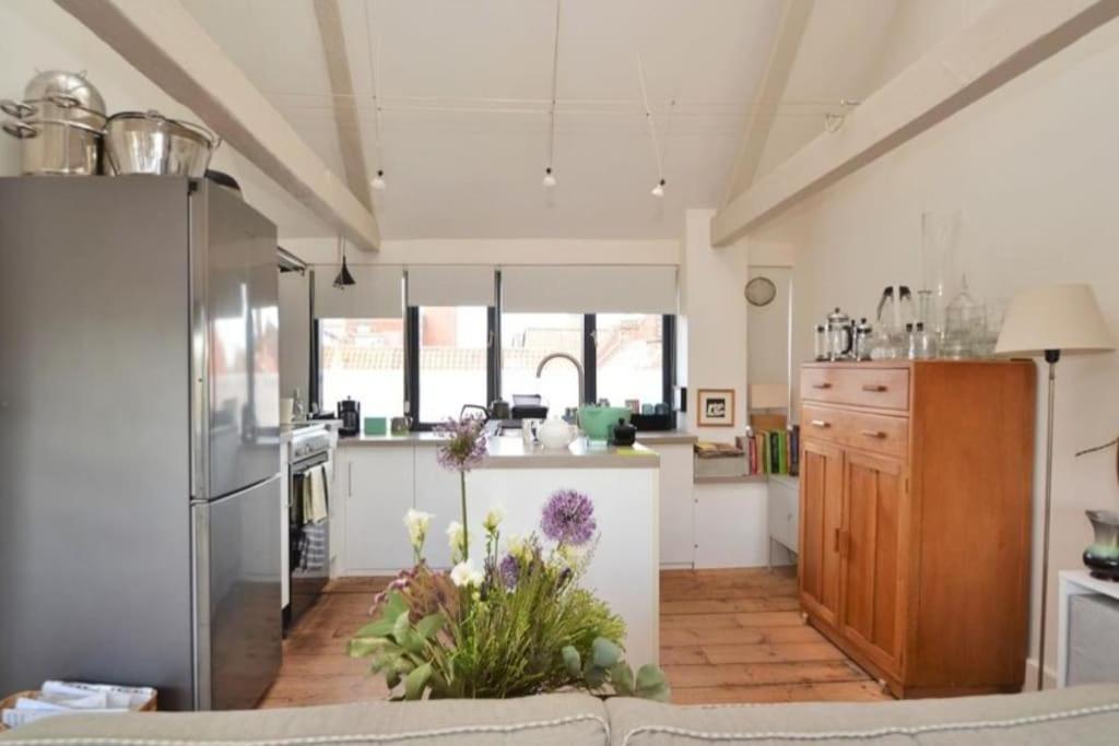 Contractor and Family friendly Grade II townhouse- 3 bedrooms- free parking view 2
