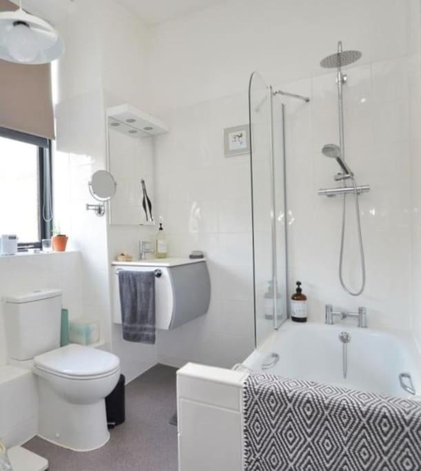 Contractor and Family friendly Grade II townhouse- 3 bedrooms- free parking view 3