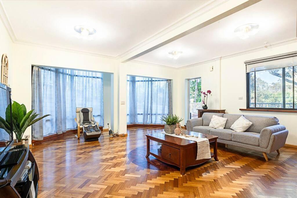 Magnificent Eltham House with stunning view