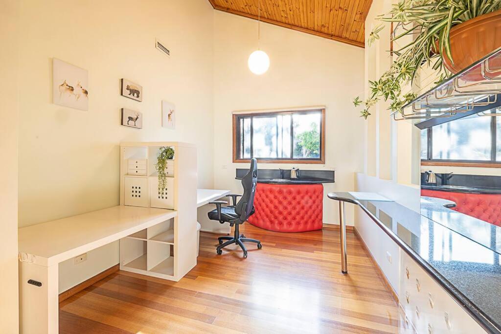 Magnificent Eltham House with stunning view