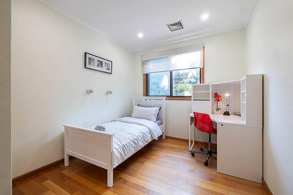 Magnificent Eltham House with stunning view