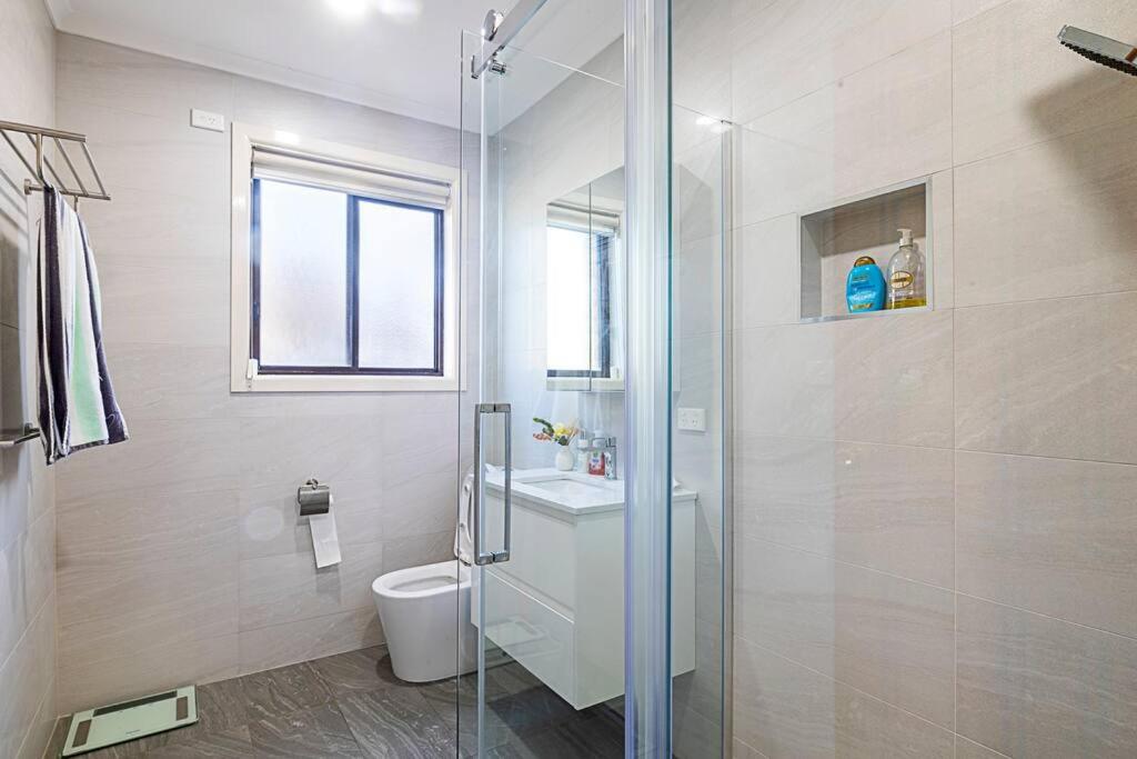 Magnificent Eltham House with stunning view