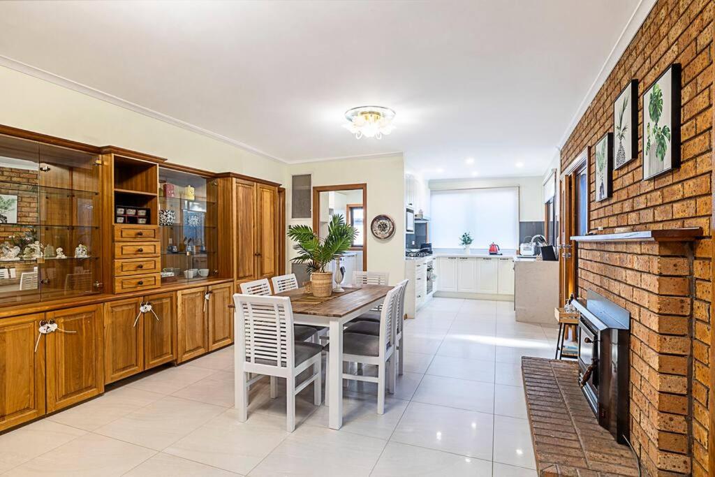 Magnificent Eltham House with stunning view