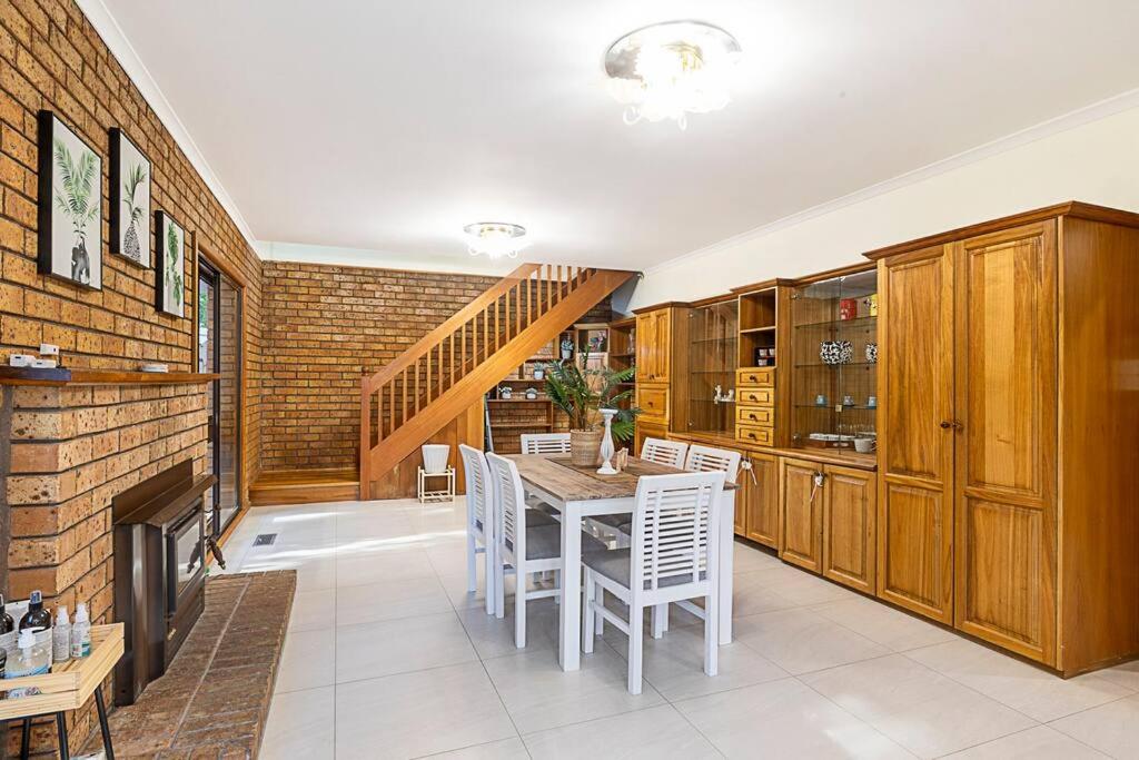 Magnificent Eltham House with stunning view