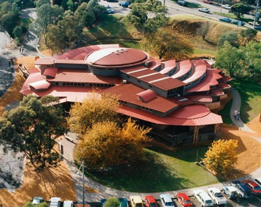 Magnificent Eltham House with stunning view