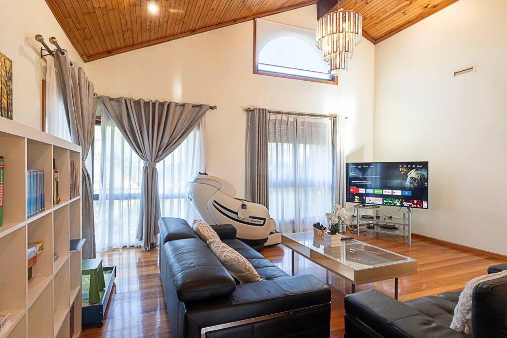 Magnificent Eltham House with stunning view