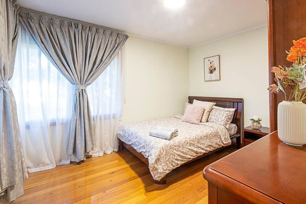 Magnificent Eltham House with stunning view