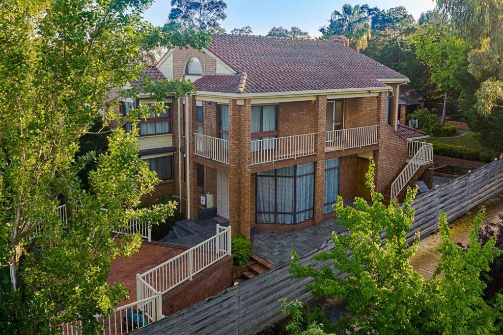 Magnificent Eltham House with stunning view