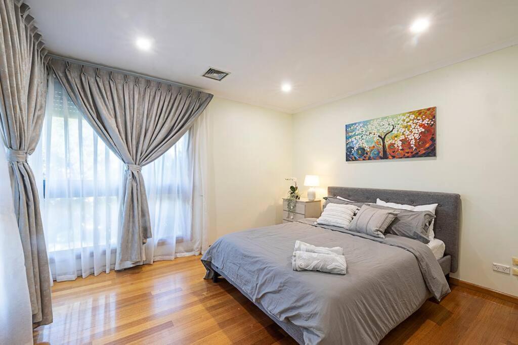 Magnificent Eltham House with stunning view