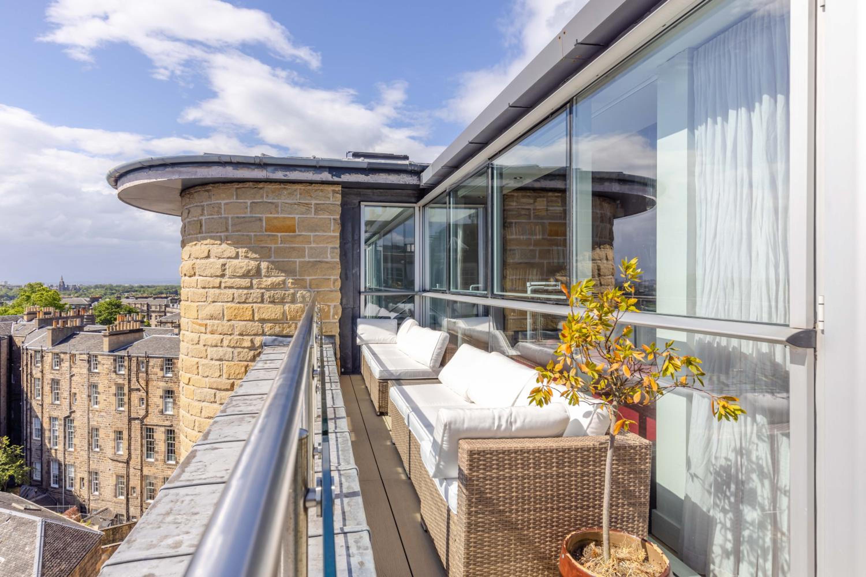 JOIVY Beautiful Penthouse with Terrace & Jacuzzi view 4