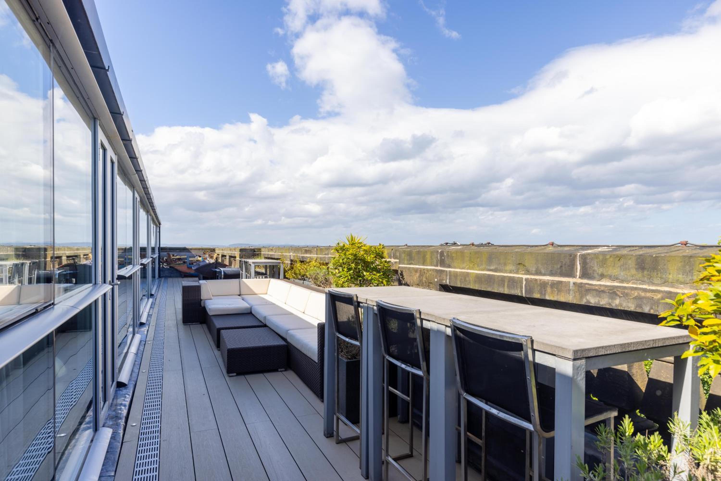 JOIVY Beautiful Penthouse with Terrace & Jacuzzi view 3