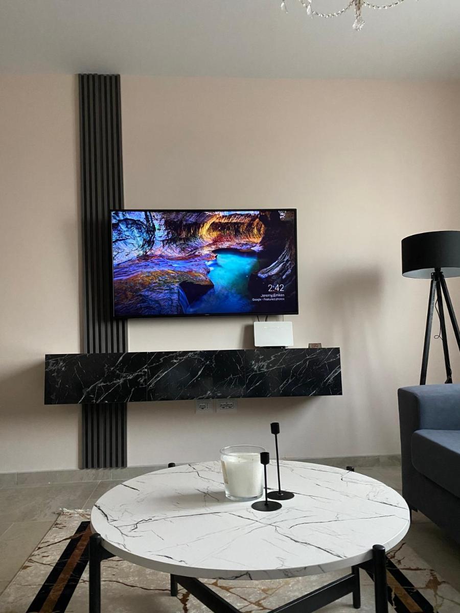 In City Centre DeLux Apartment photo 5