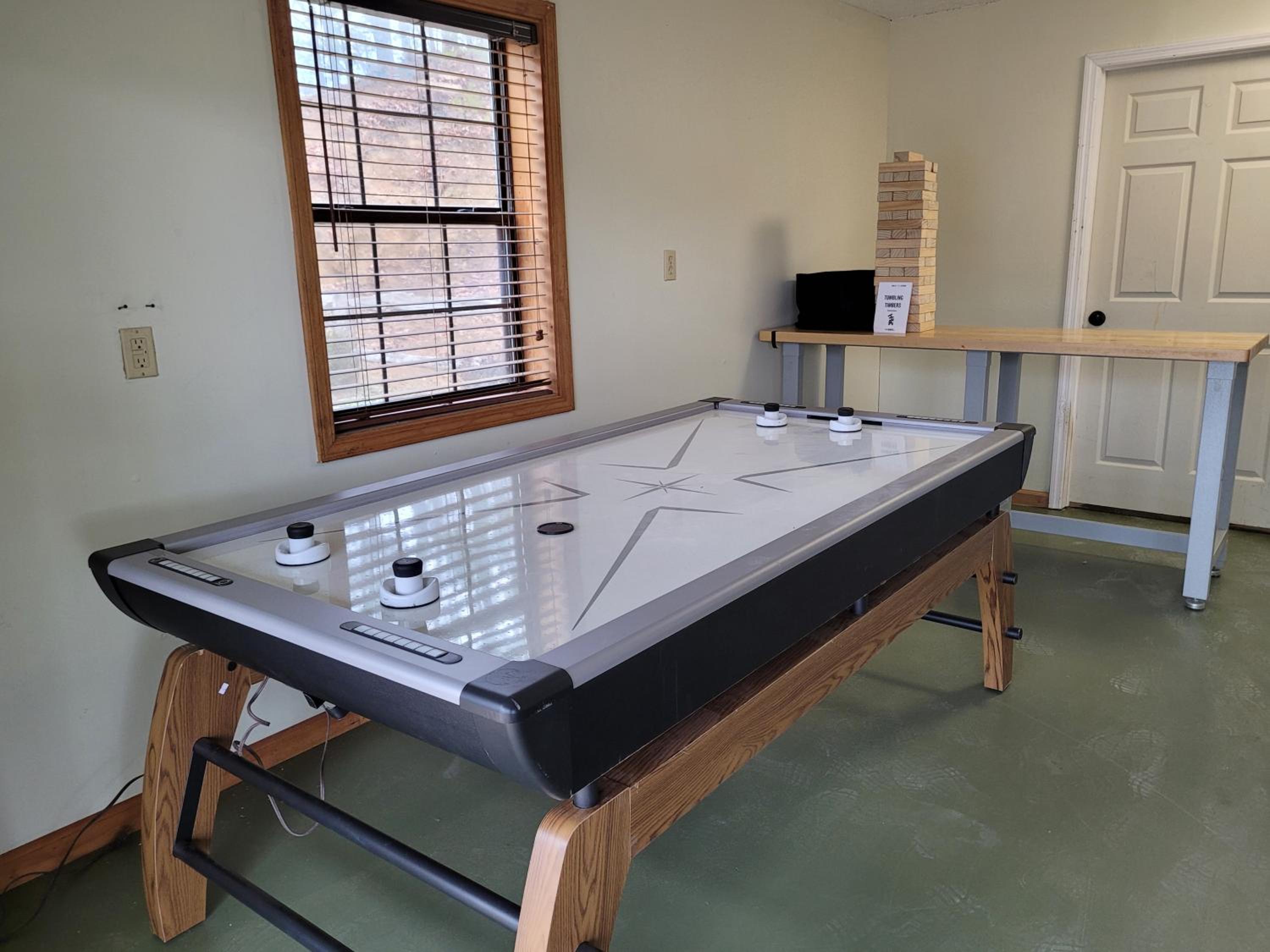 STUNNING MTN and LAKE VIEWS! HOT TUB! FIREPIT! SLEEPS 11 4BR 3BA Close to Bryson City