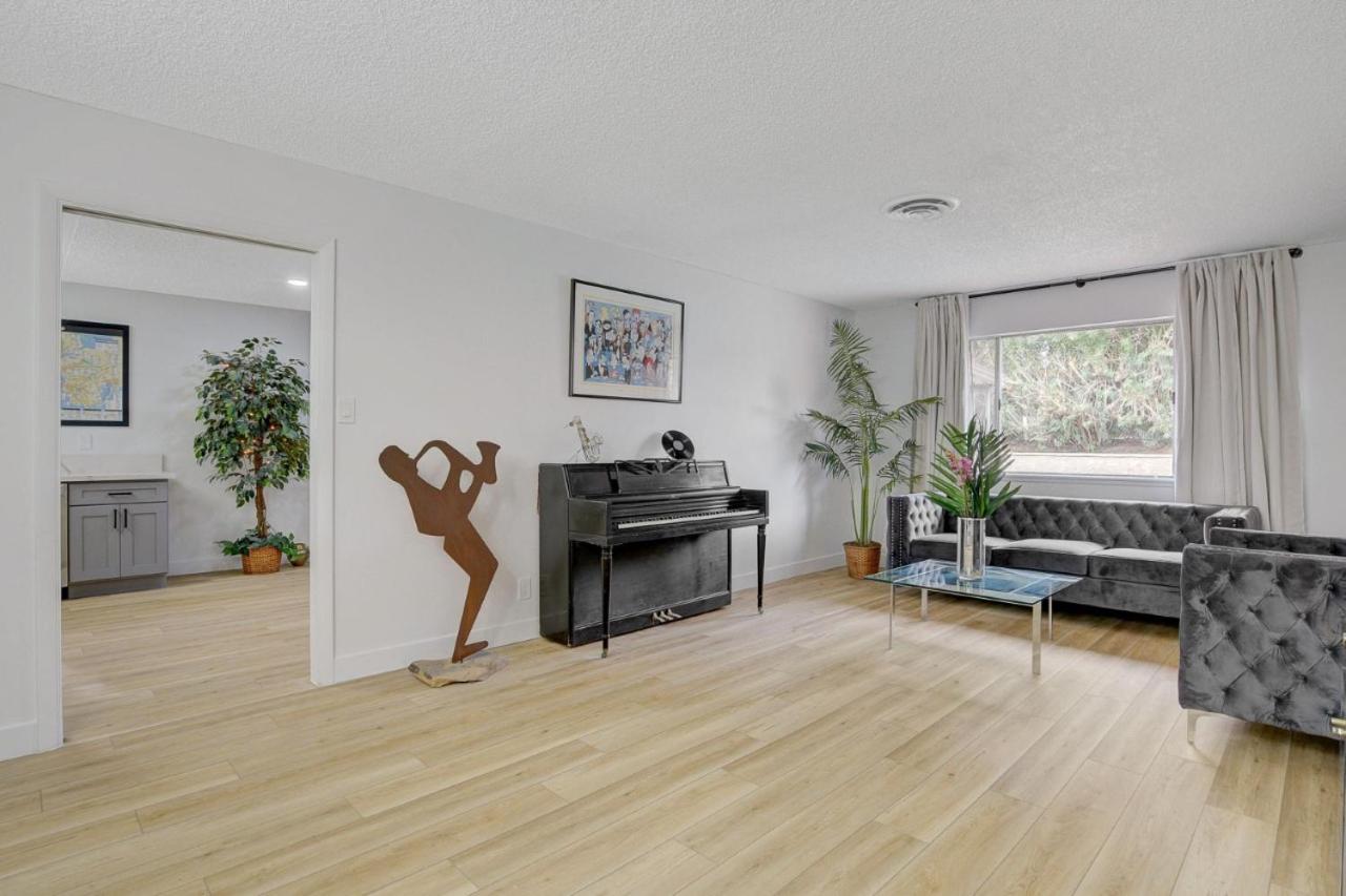 Resort Style 4 bedroom House with Pool Minutes from Strip view 3