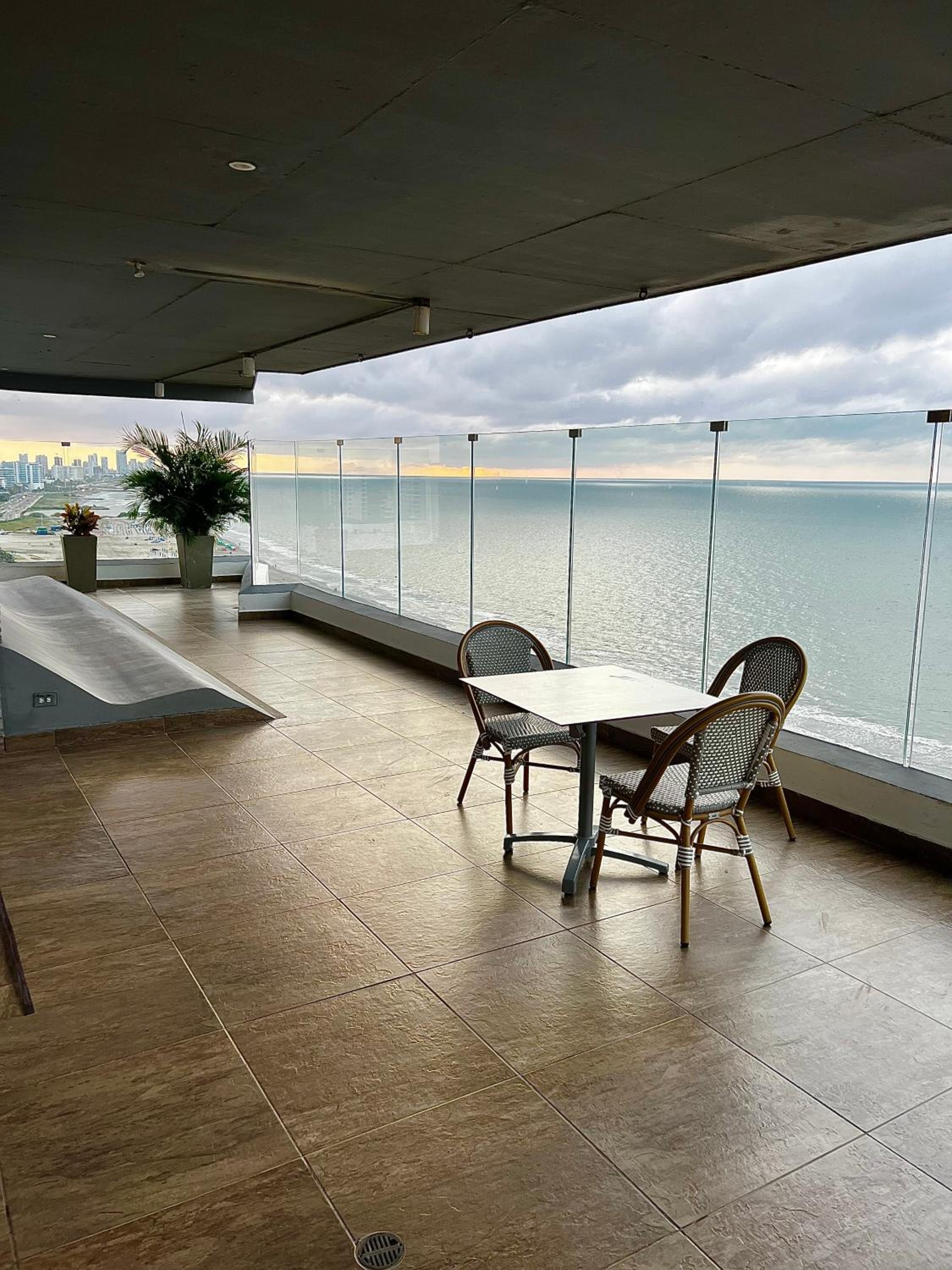 Hermoso apartamento con vista al mar y salida directa a la playa