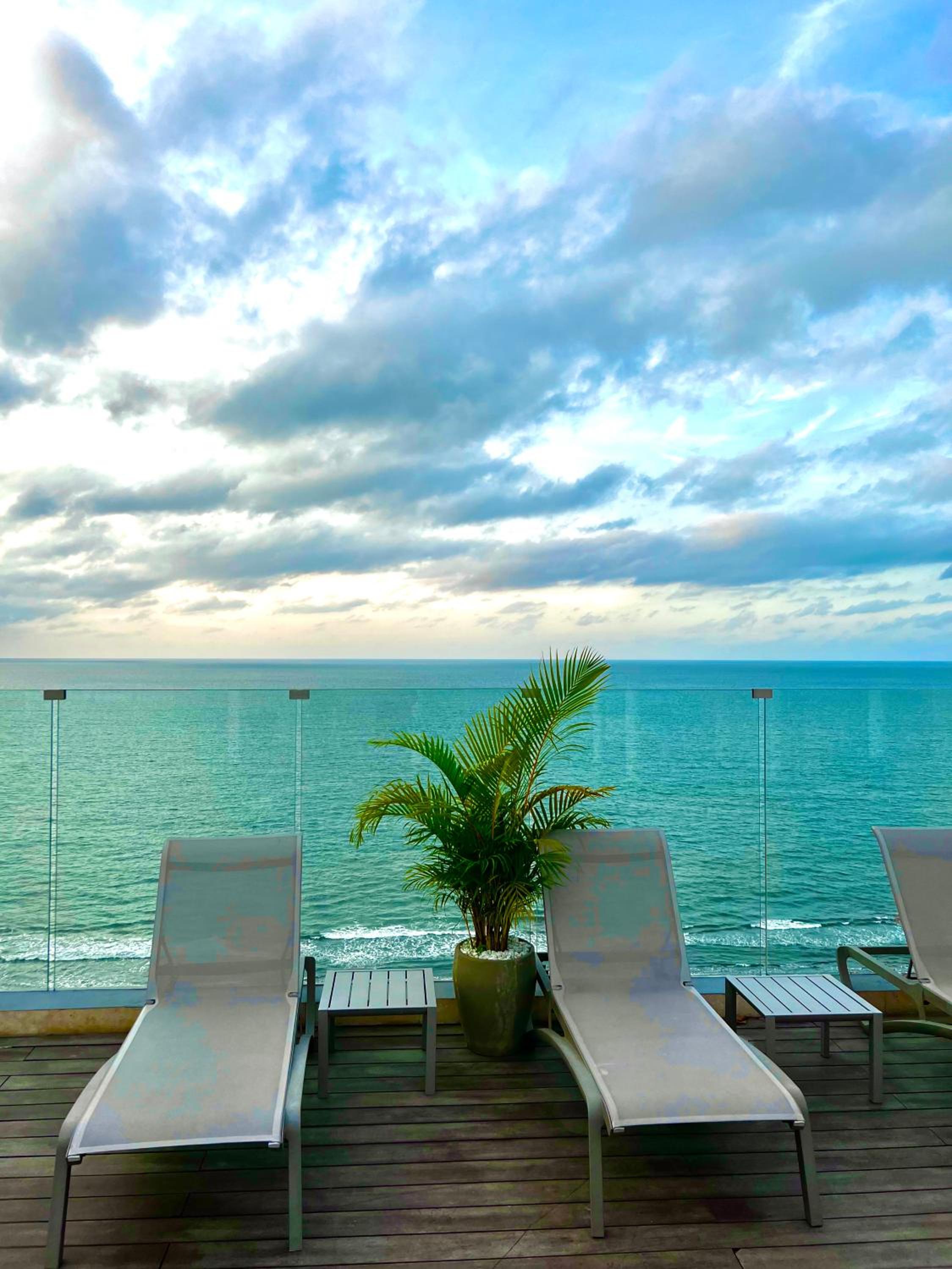 Hermoso apartamento con vista al mar y salida directa a la playa