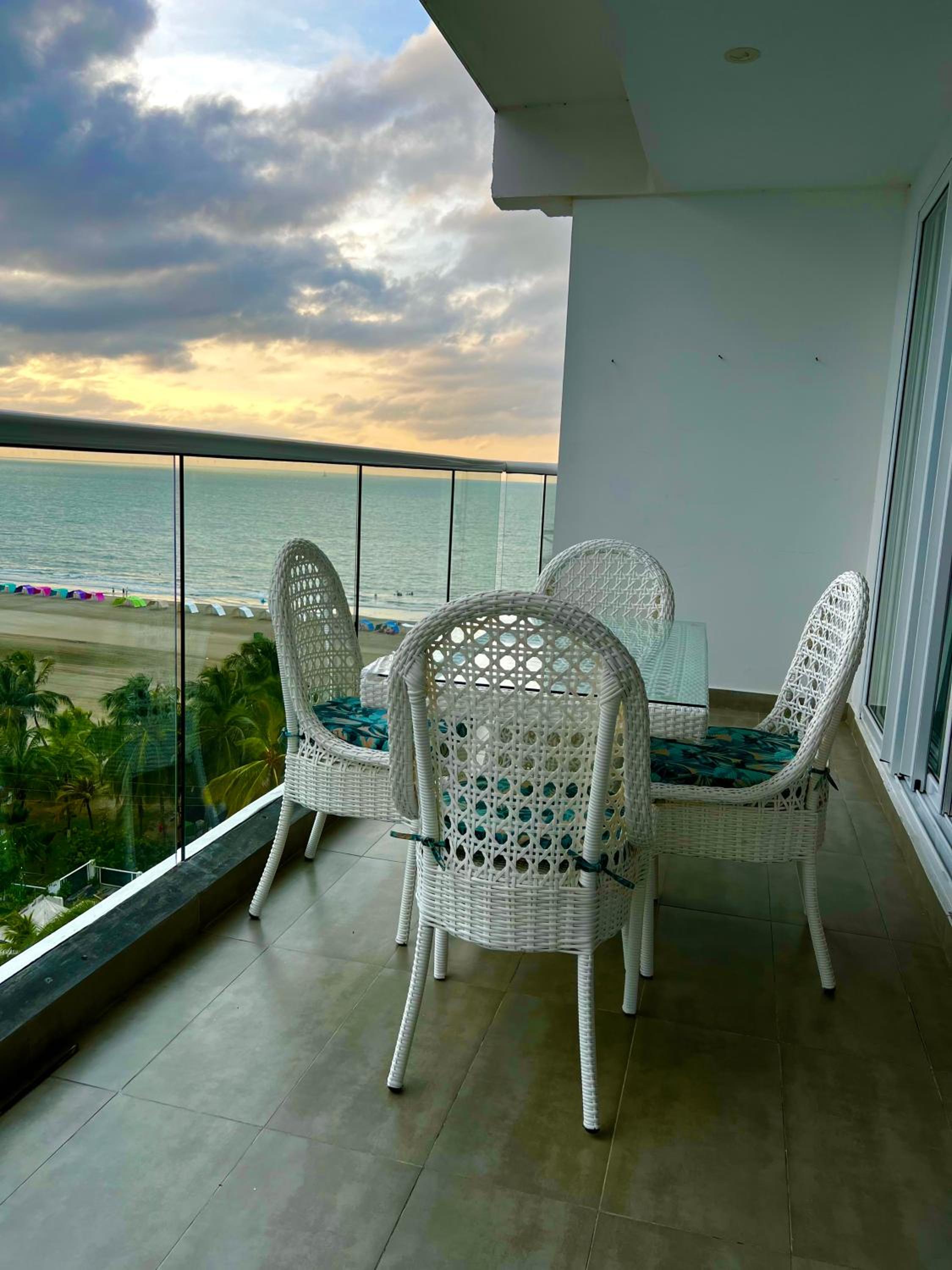 Hermoso apartamento con vista al mar y salida directa a la playa