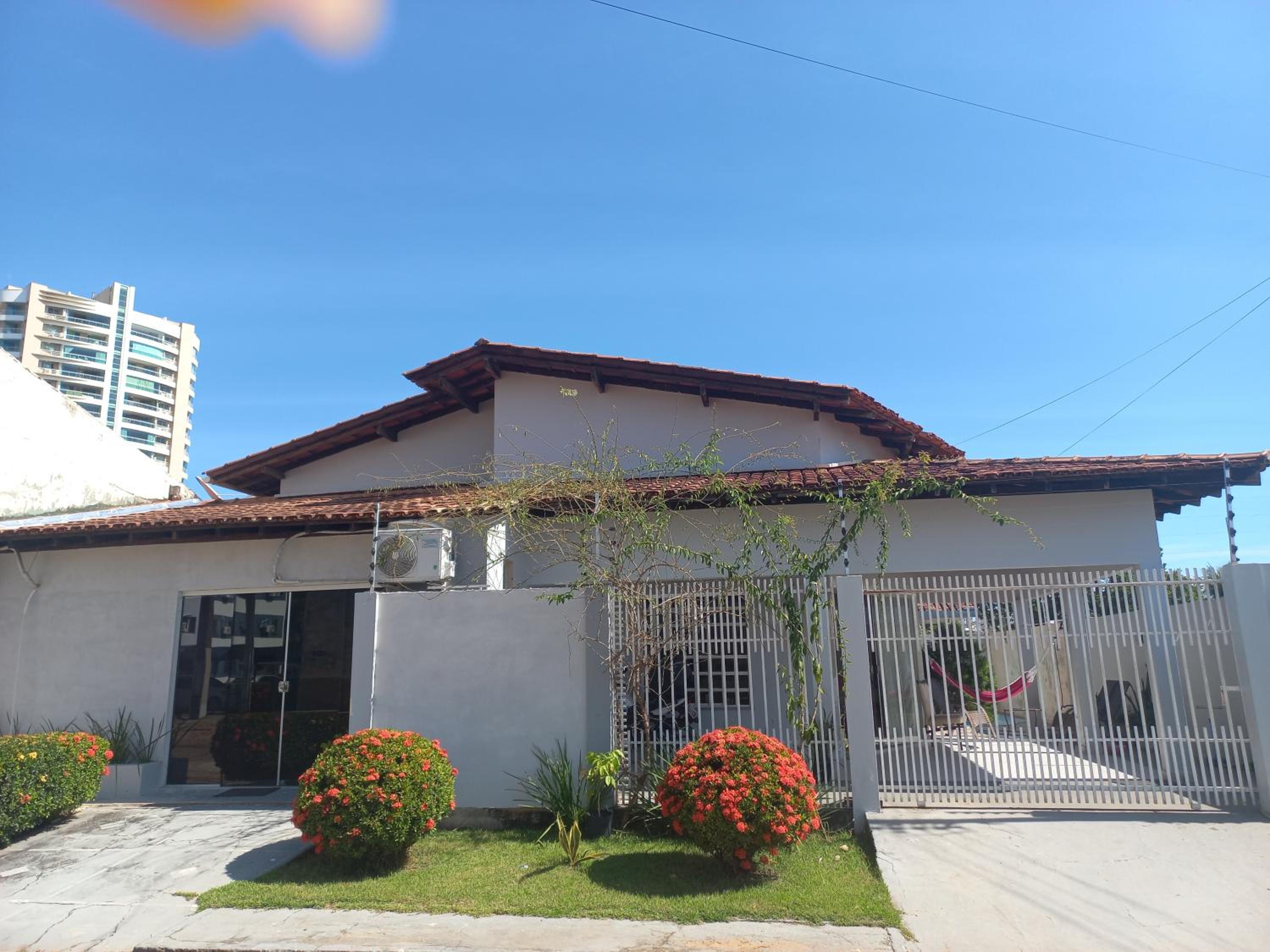 CASA COM PISCINA EM ÁREA NOBRE
