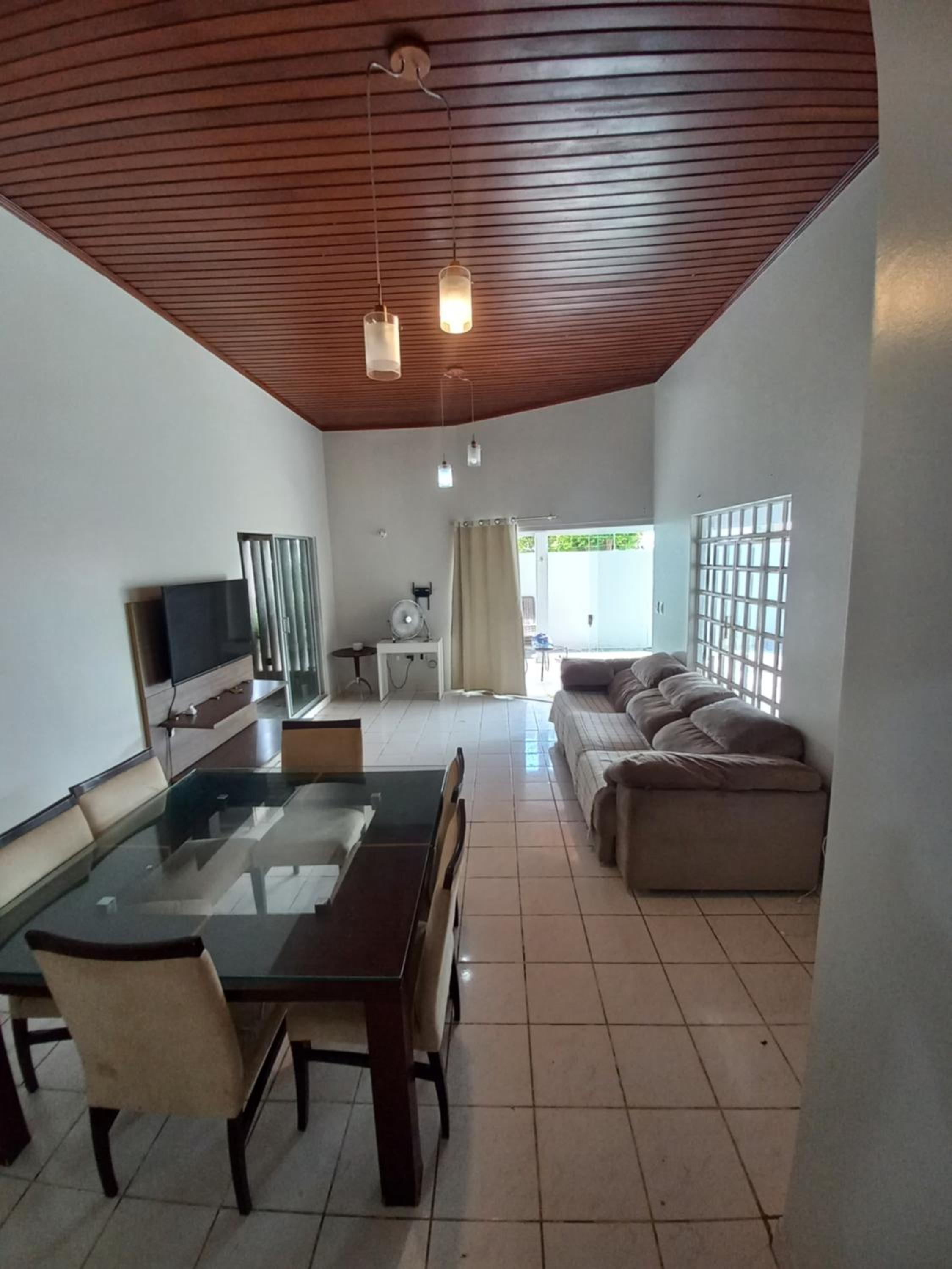 CASA COM PISCINA EM ÁREA NOBRE