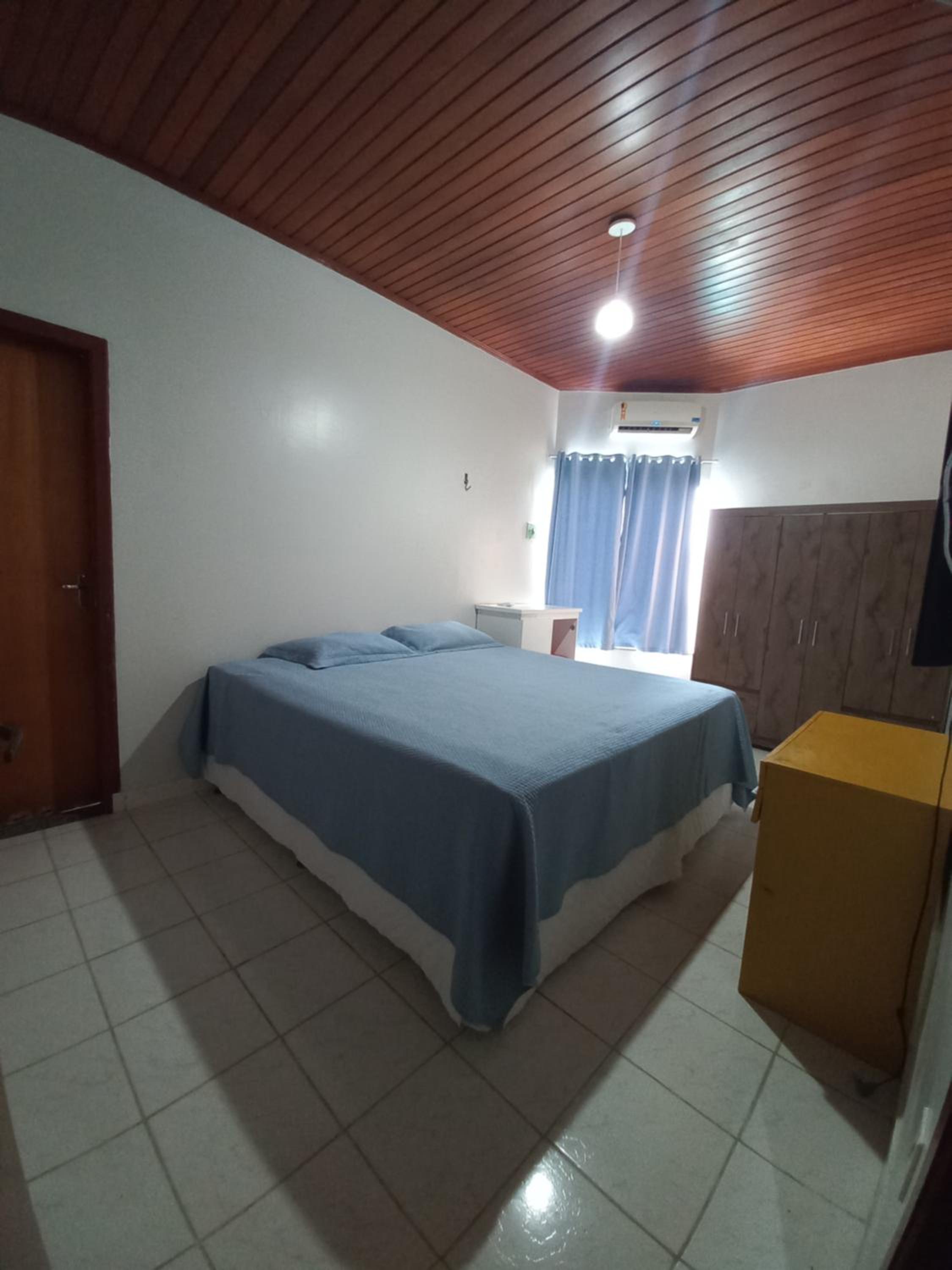 CASA COM PISCINA EM ÁREA NOBRE