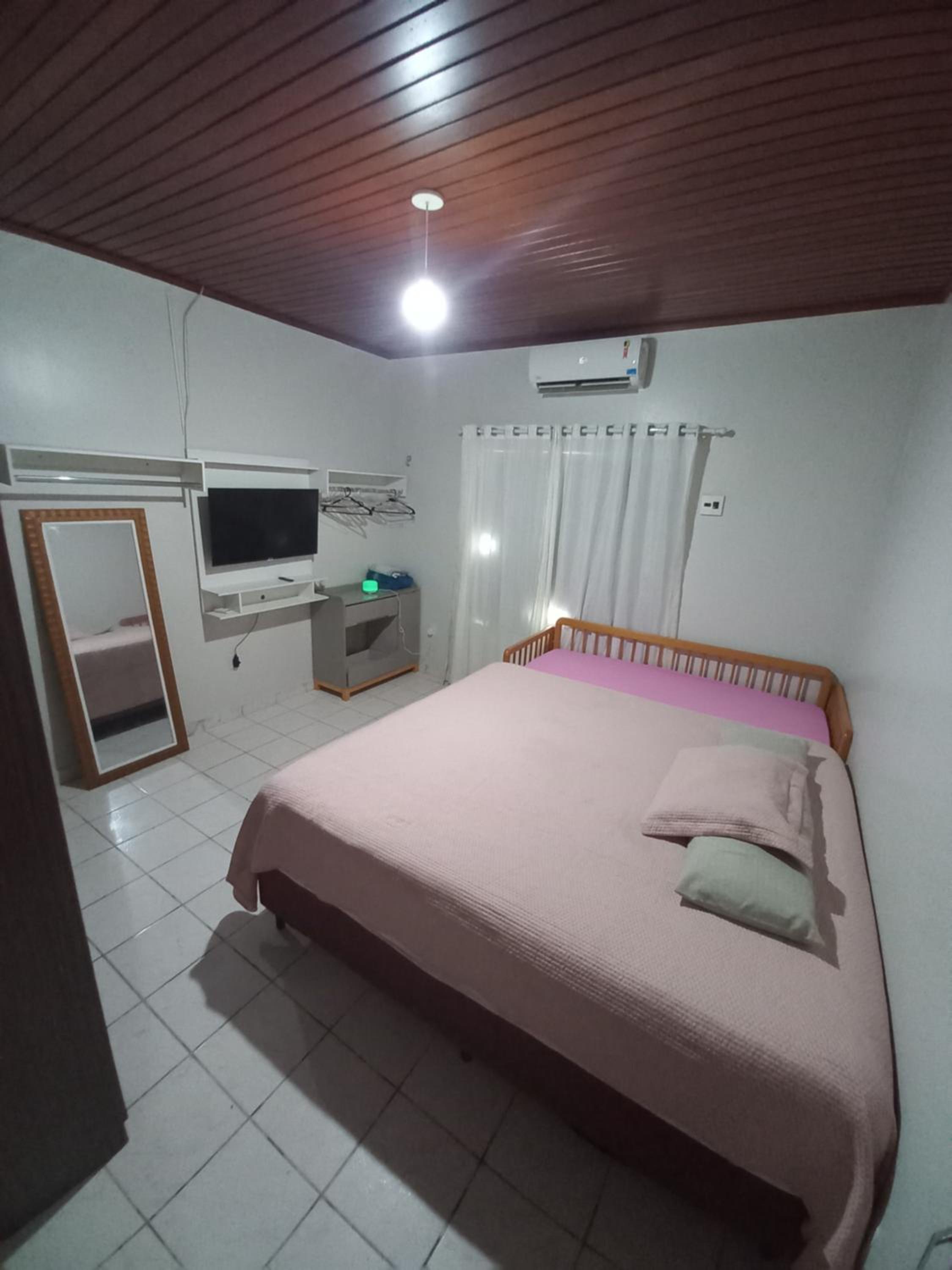 CASA COM PISCINA EM ÁREA NOBRE