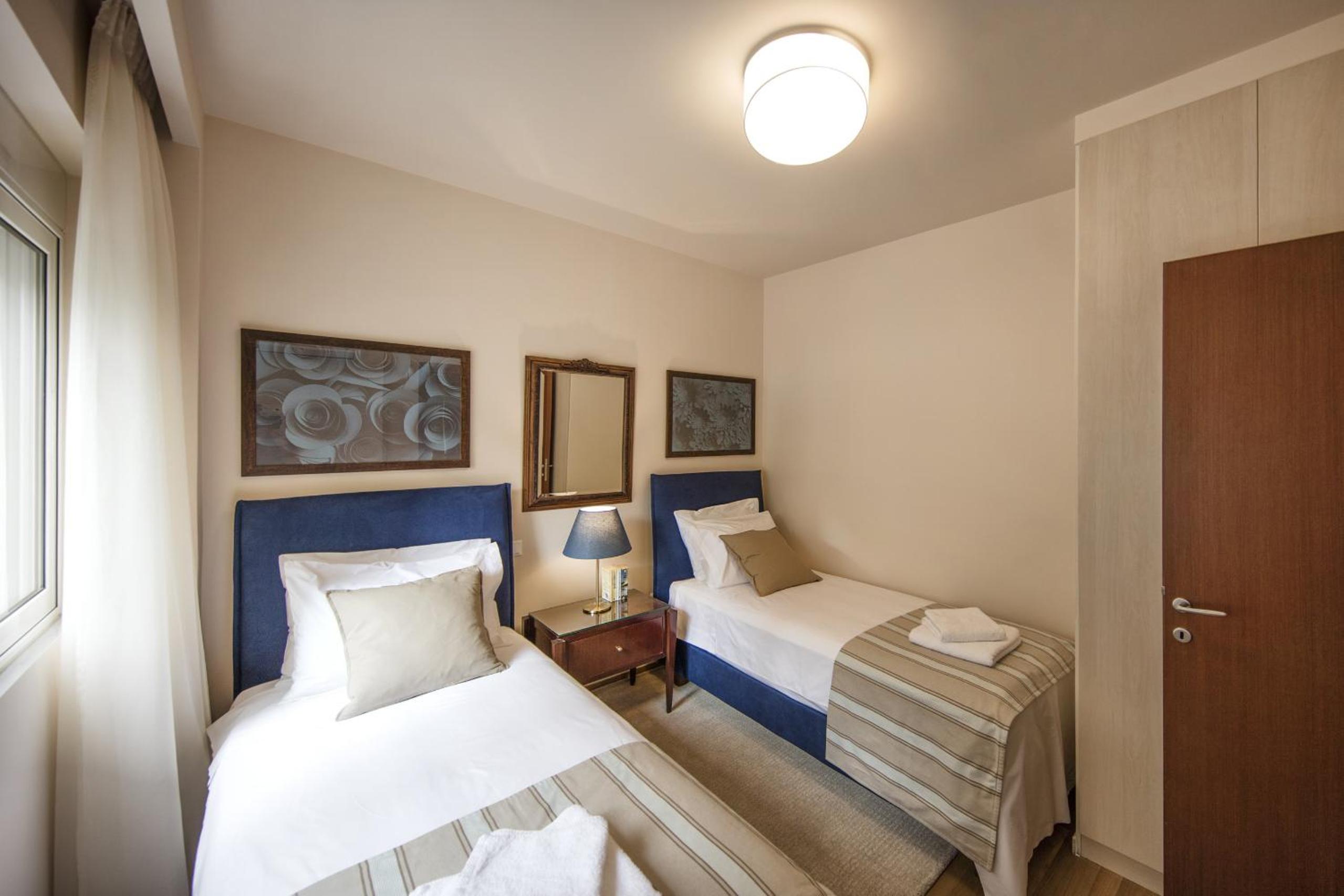 2 bedroom flat next to Acropolis