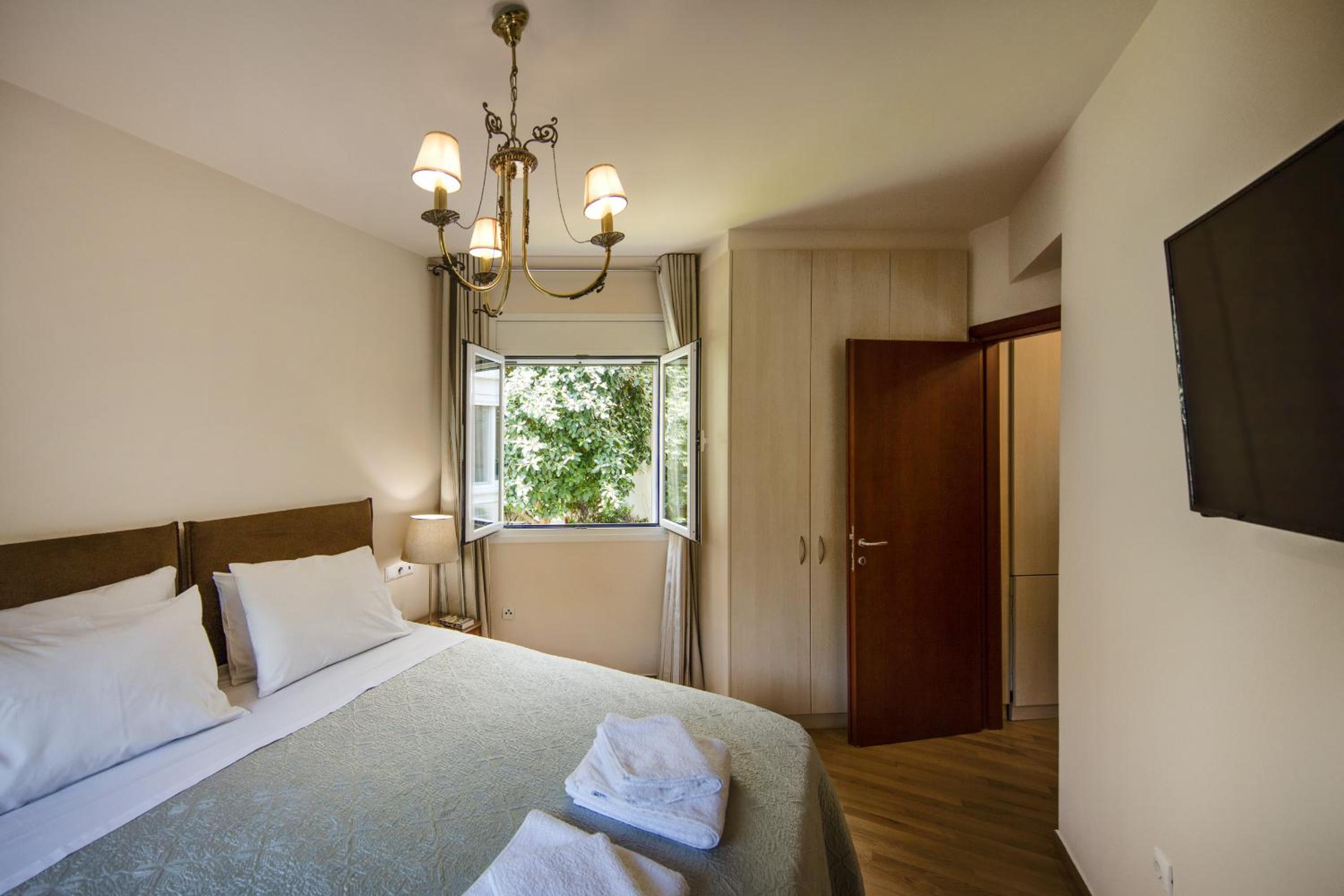 2 bedroom flat next to Acropolis