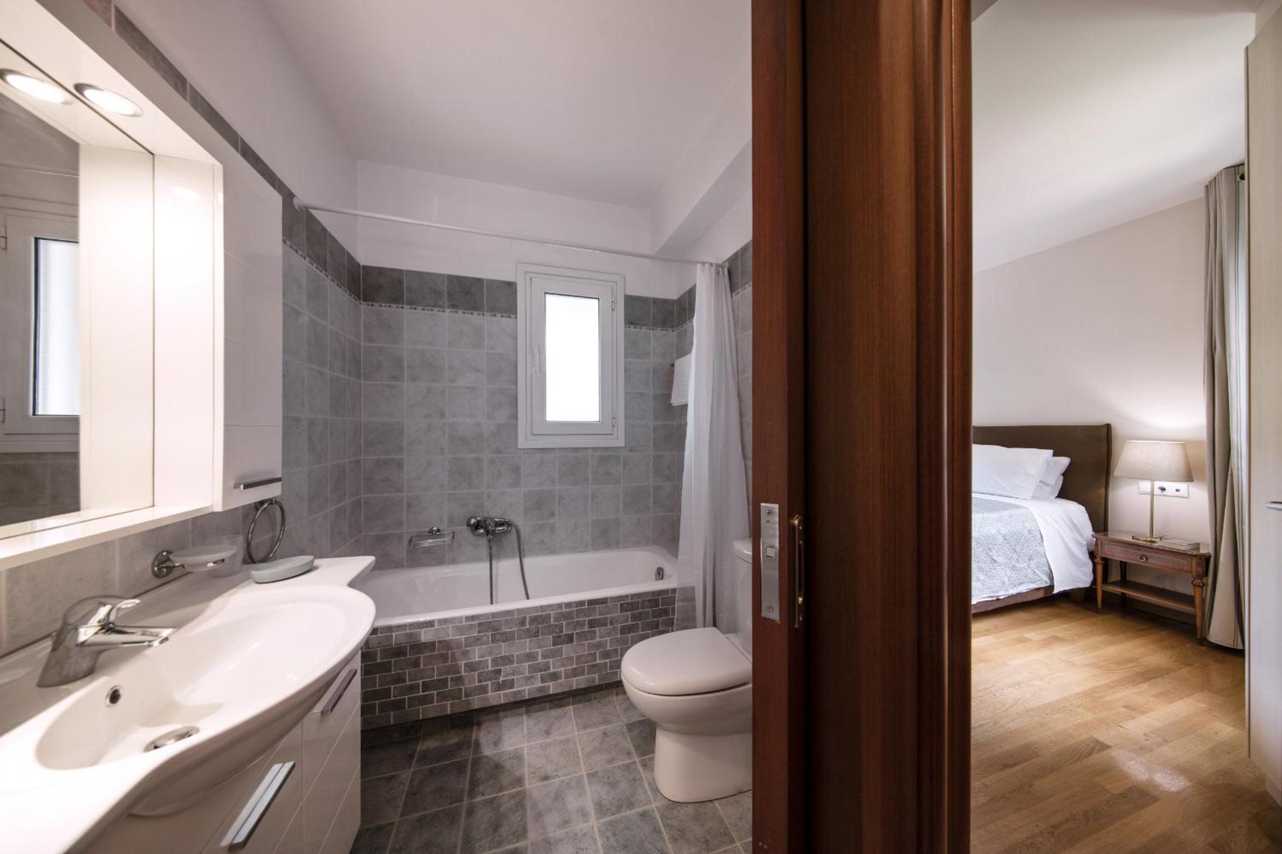 2 bedroom flat next to Acropolis