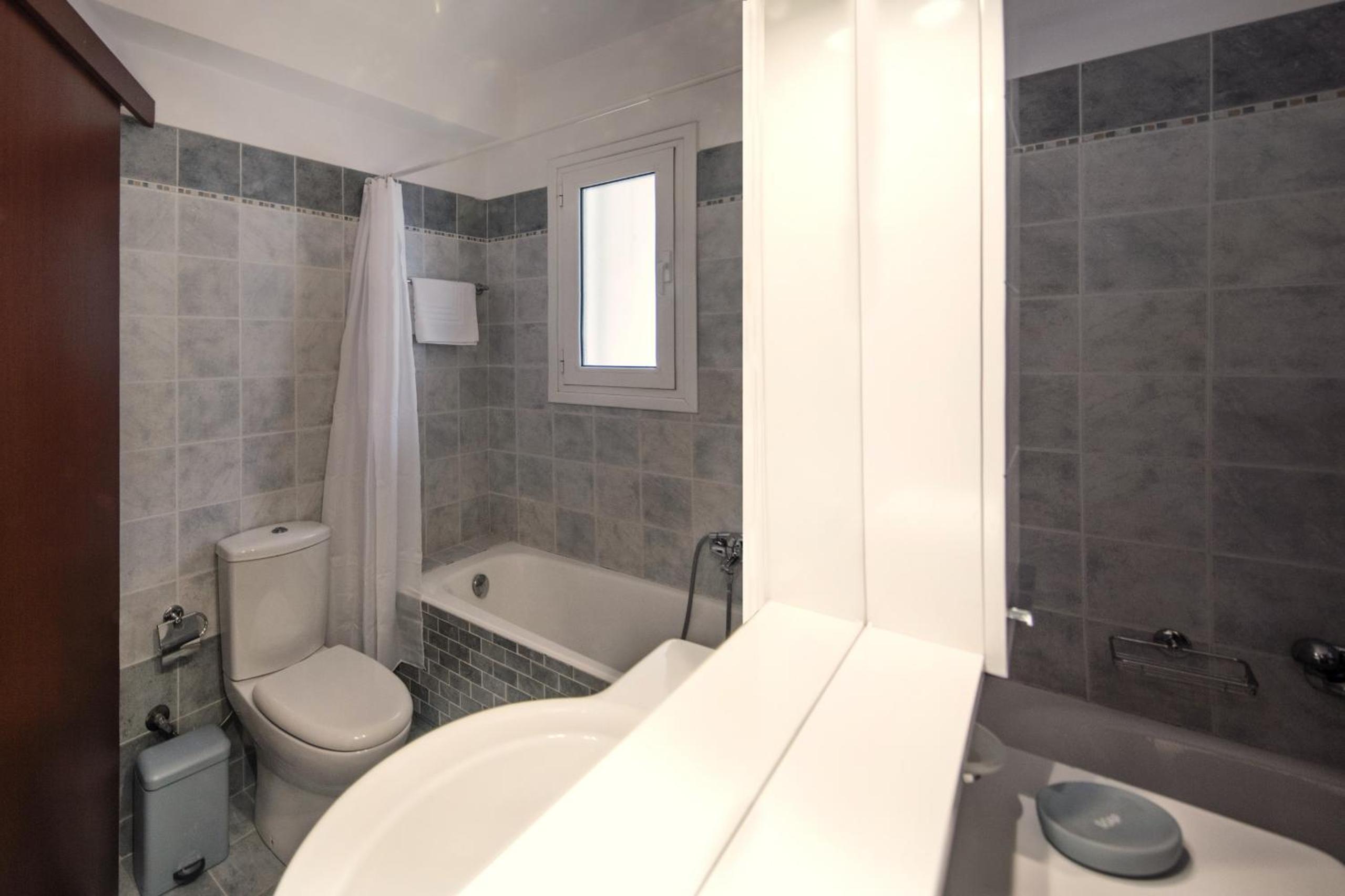 2 bedroom flat next to Acropolis