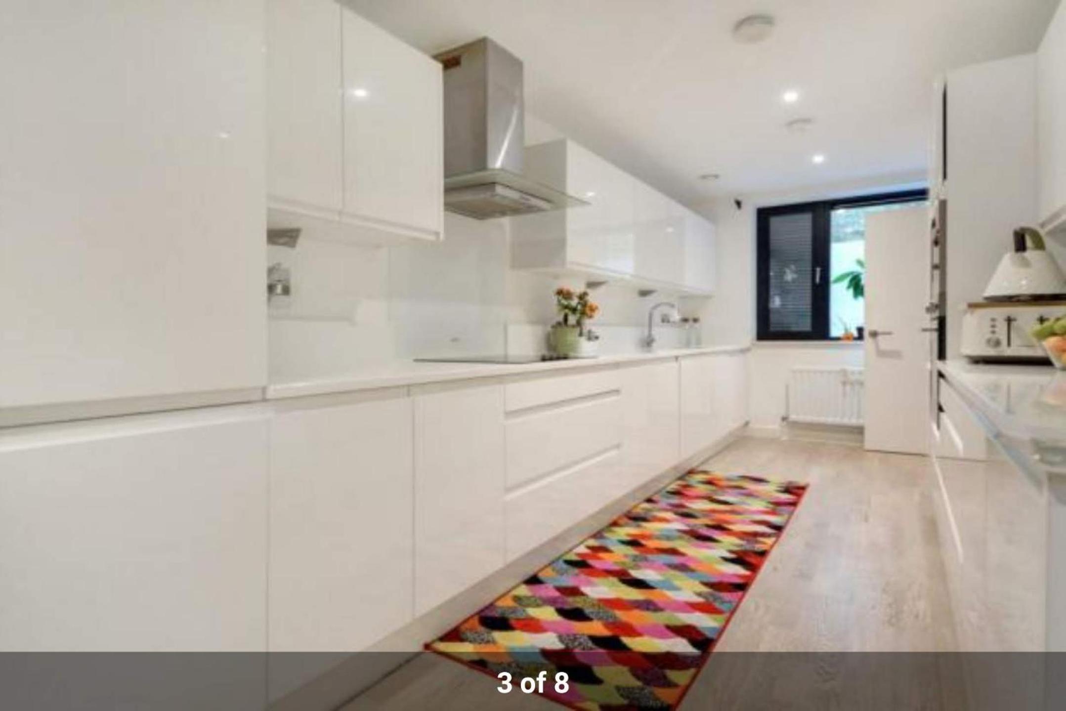London Holiday Home Newly refurbished - Entire 4 Bedroom Private House with Kitchen, Living Room & private Garden - 1 Cape House London, Within 30 mins fro