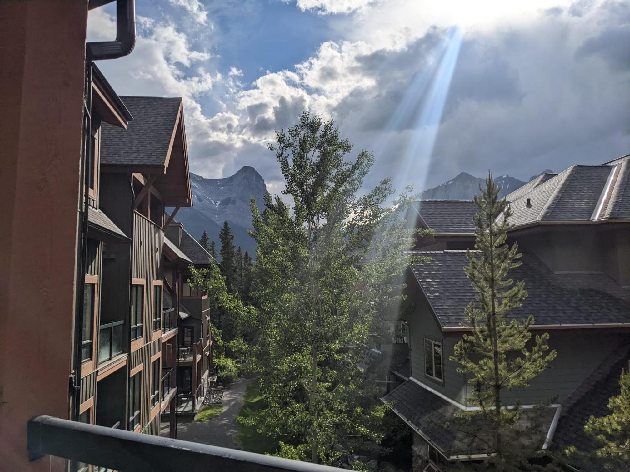 Hotel Misty Mountain- Premium 2 Bedroom Mountain View - Image 1