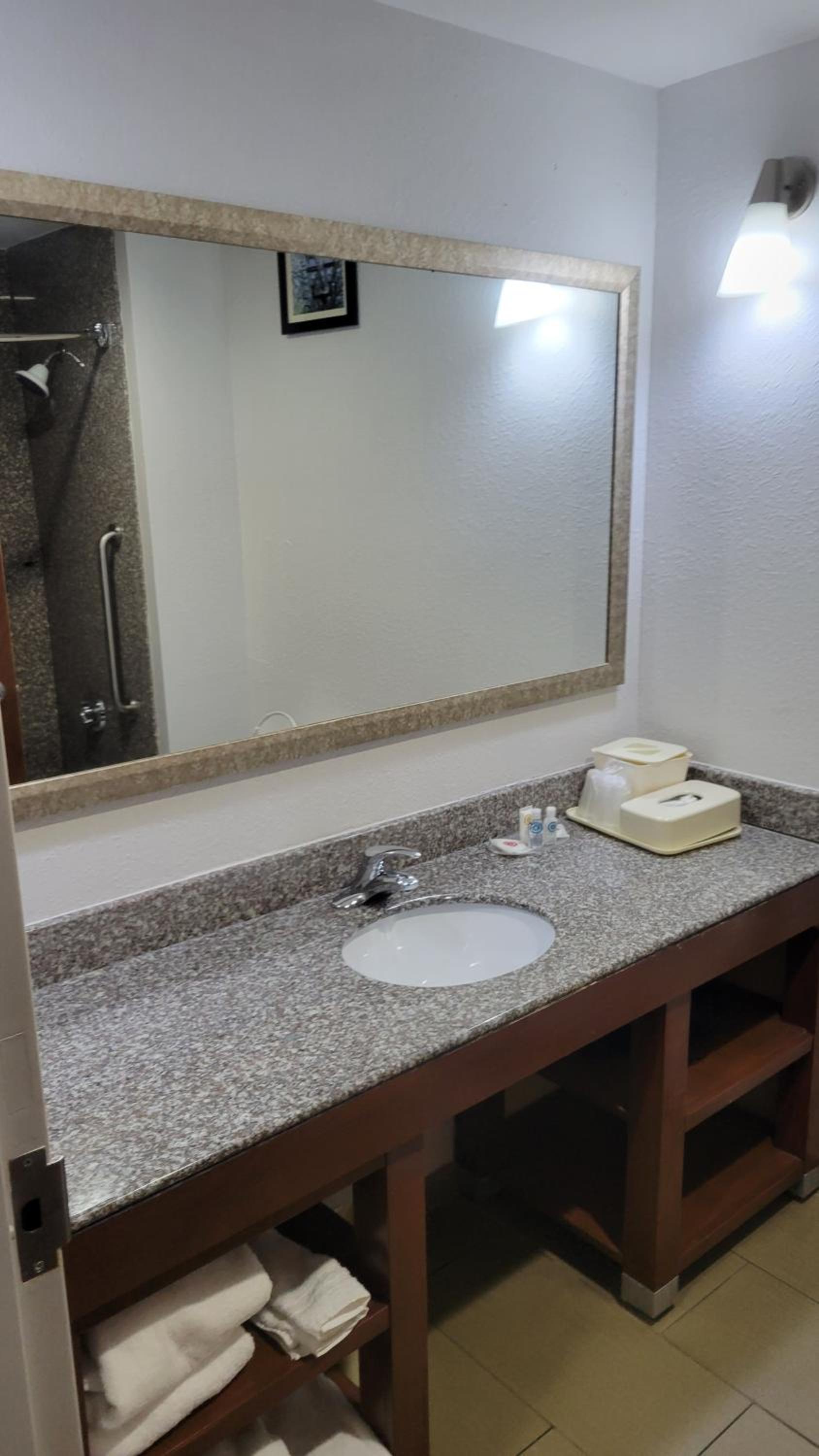 Macon Vacations - Comfort Suites - Property Image 4