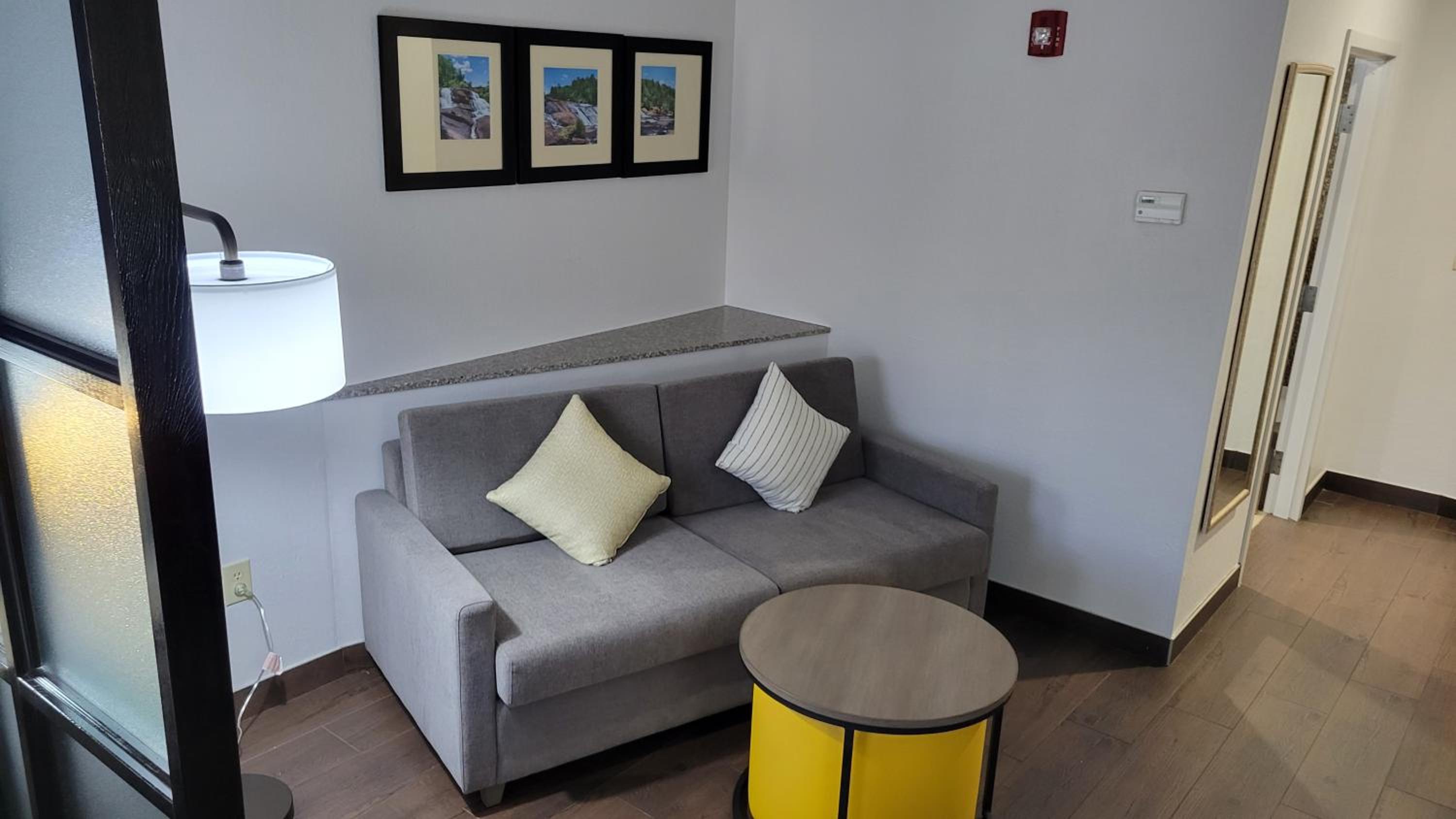 Macon Vacations - Comfort Suites - Property Image 17