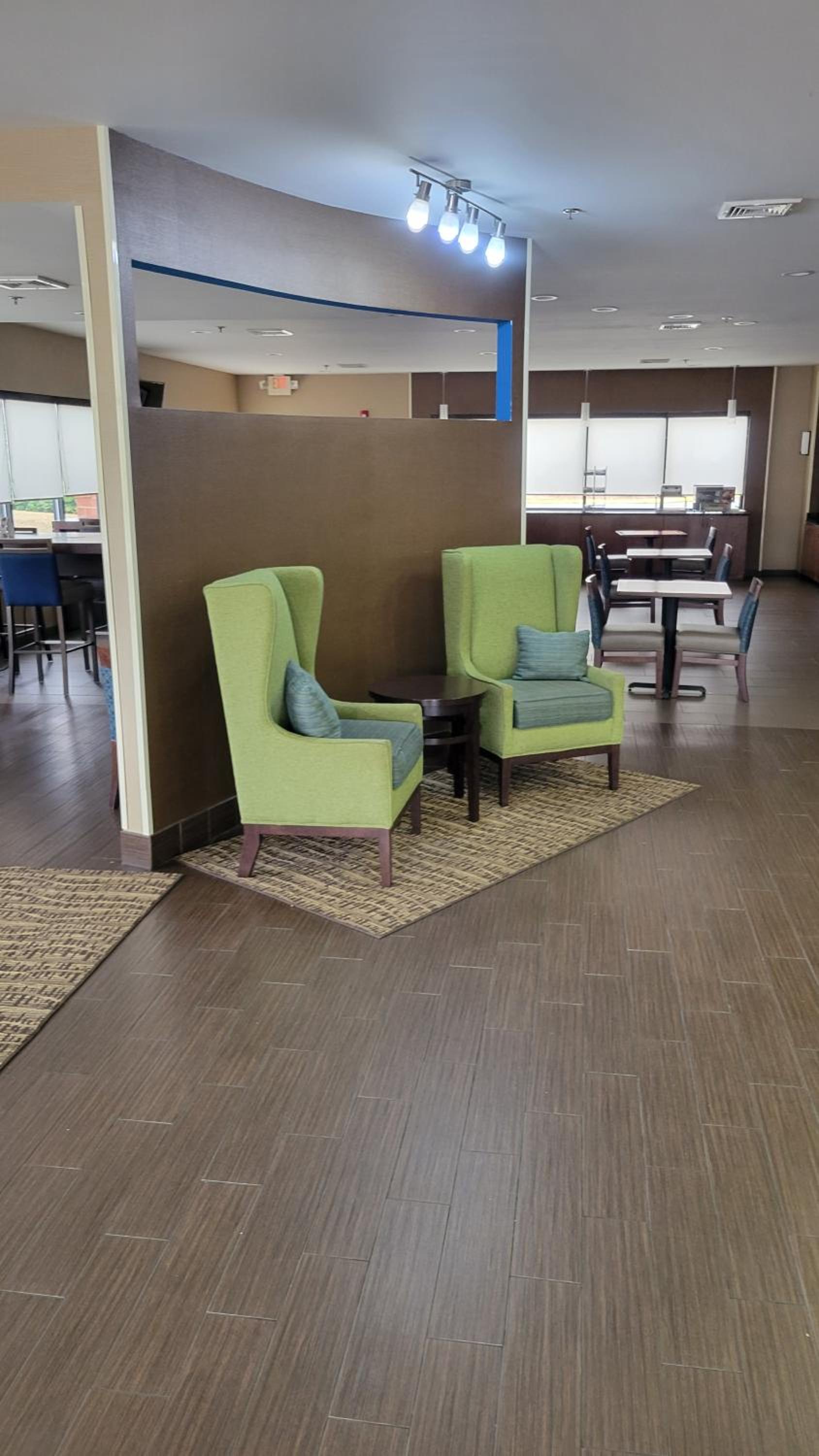 Macon Vacations - Comfort Suites - Property Image 8