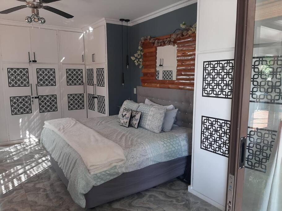 Tropical 4 Bedroom 3 bathroom 8 to 10 sleeper Holiday Getaway