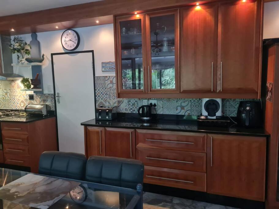 Tropical 4 Bedroom 3 bathroom 8 to 10 sleeper Holiday Getaway