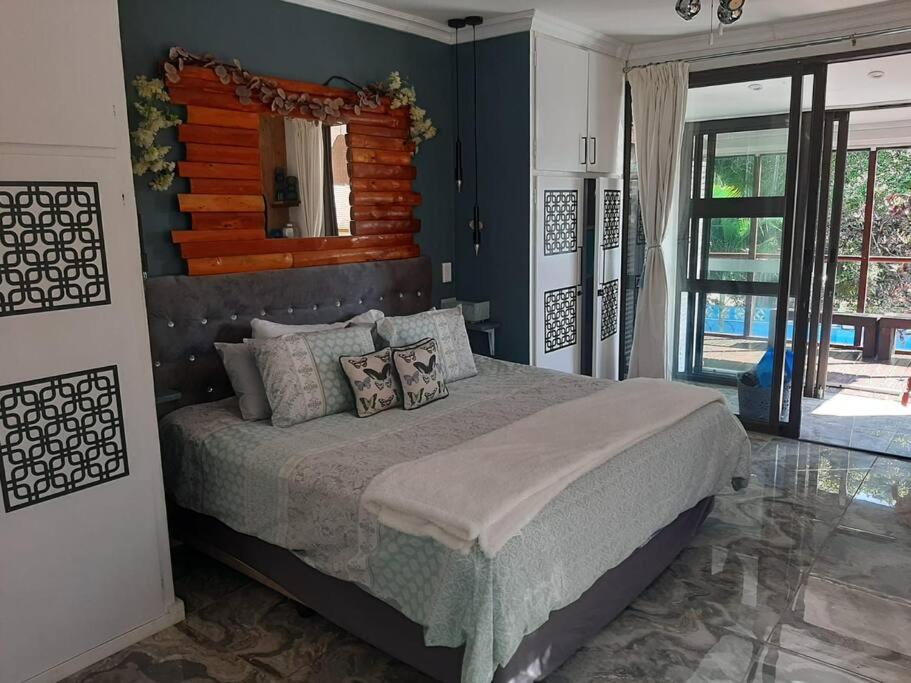 Tropical 4 Bedroom 3 bathroom 8 to 10 sleeper Holiday Getaway