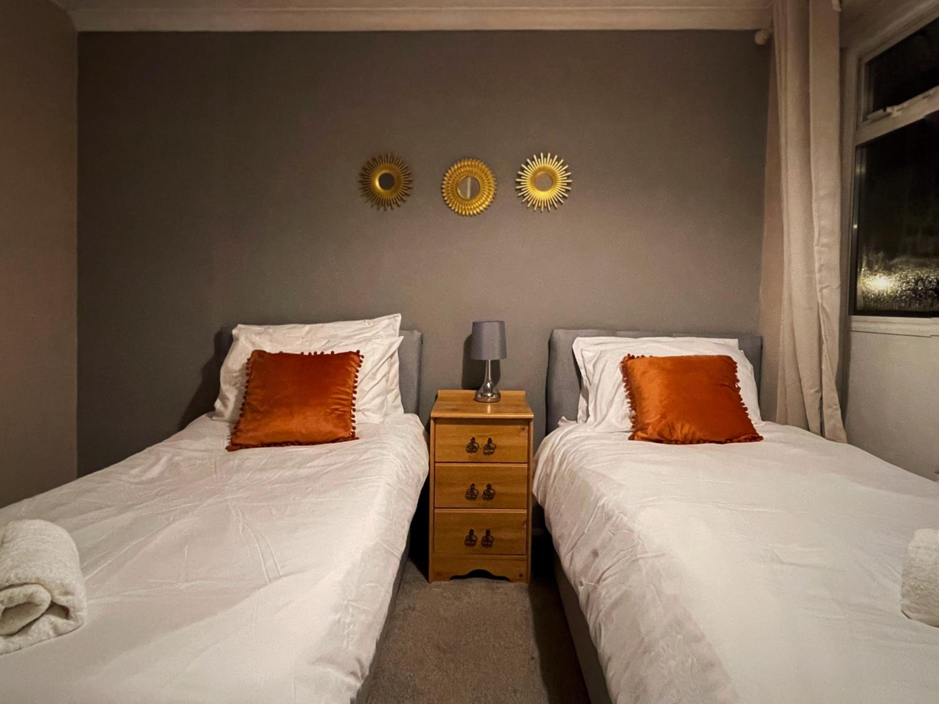 Vintage 3 Bedroom House near Catford - 1 Double Bed, 3 Single Beds, Max 5 people