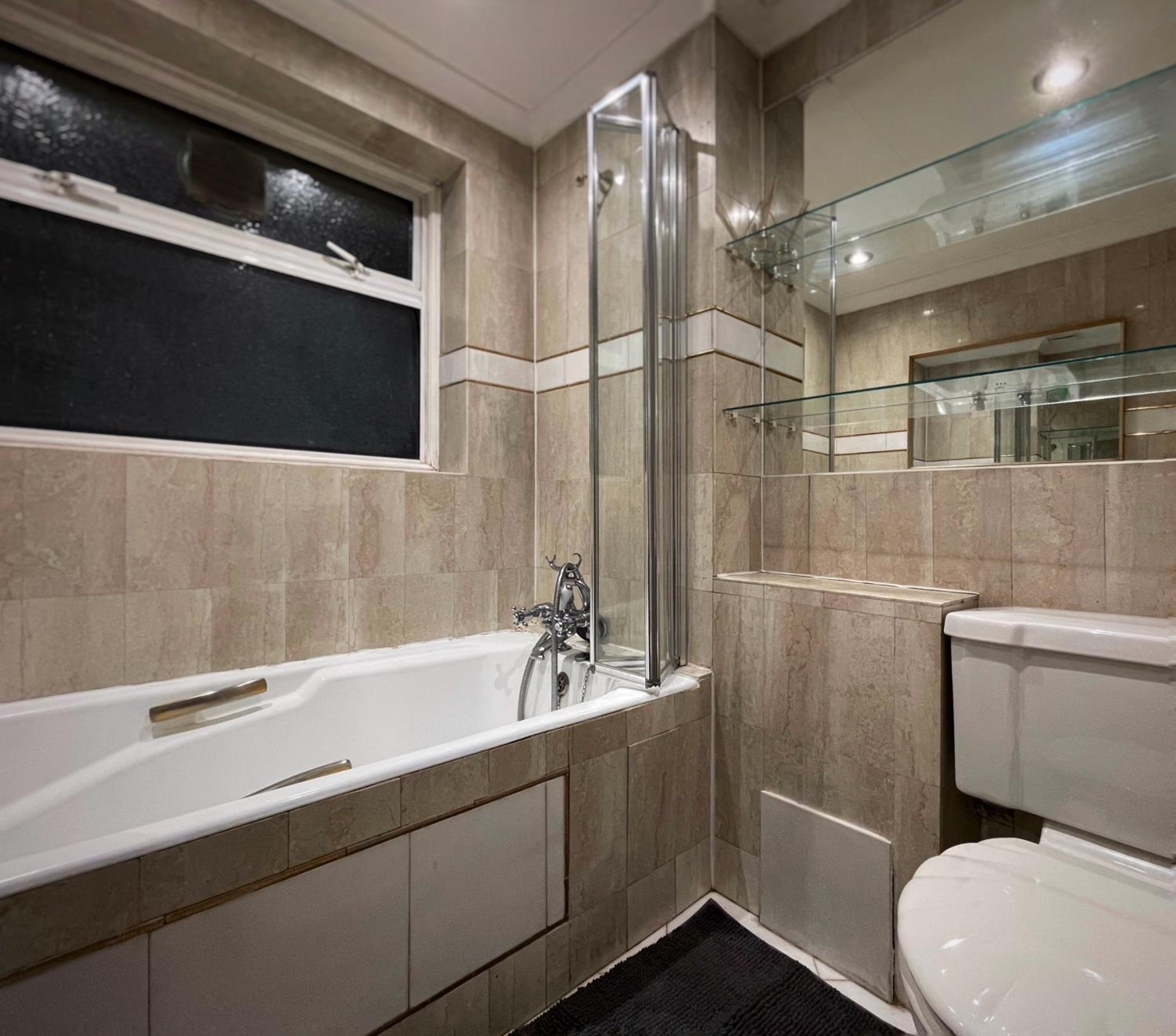 Vintage 3 Bedroom House near Catford - 1 Double Bed, 3 Single Beds, Max 5 people