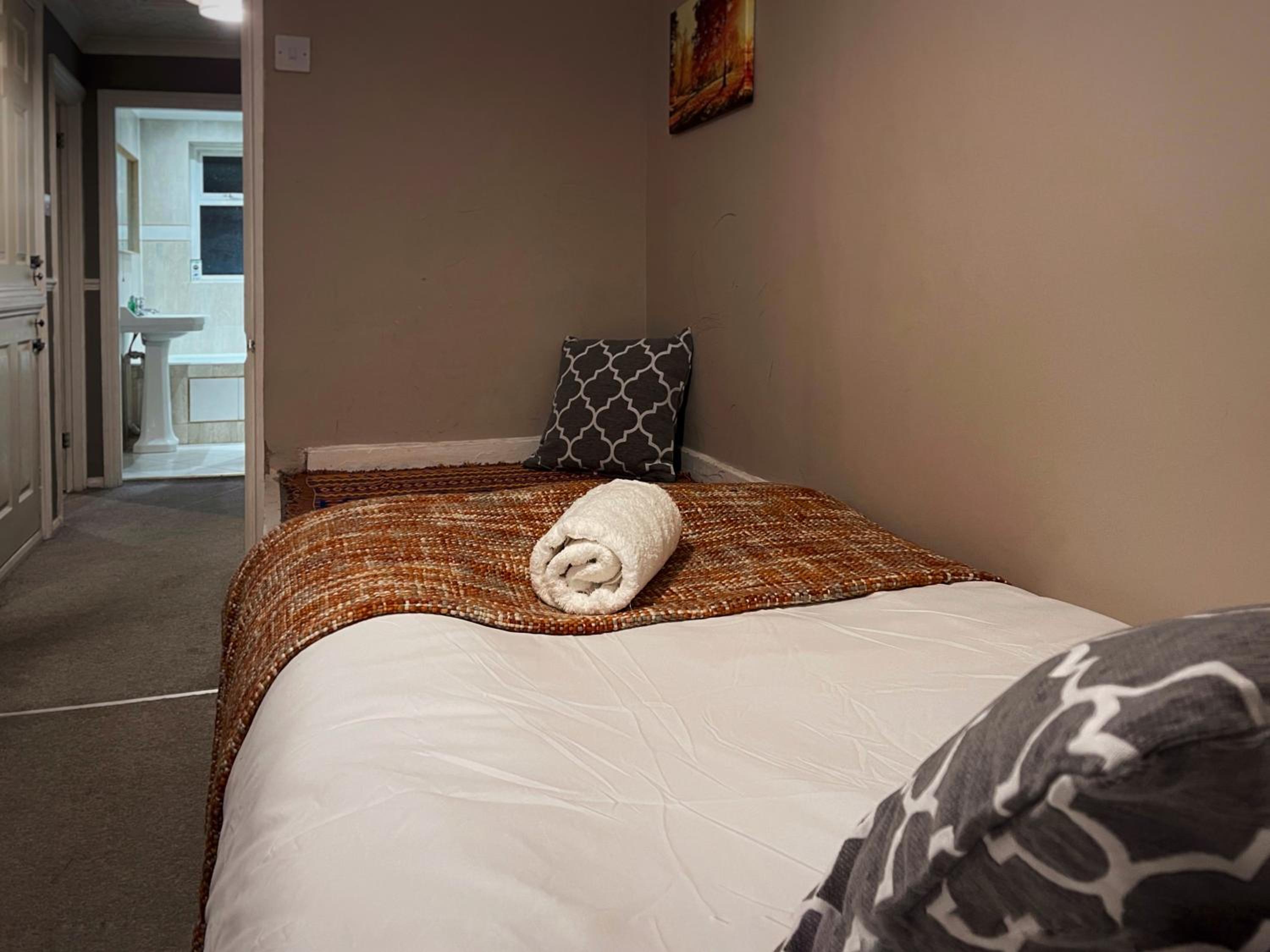Vintage 3 Bedroom House near Catford - 1 Double Bed, 3 Single Beds, Max 5 people