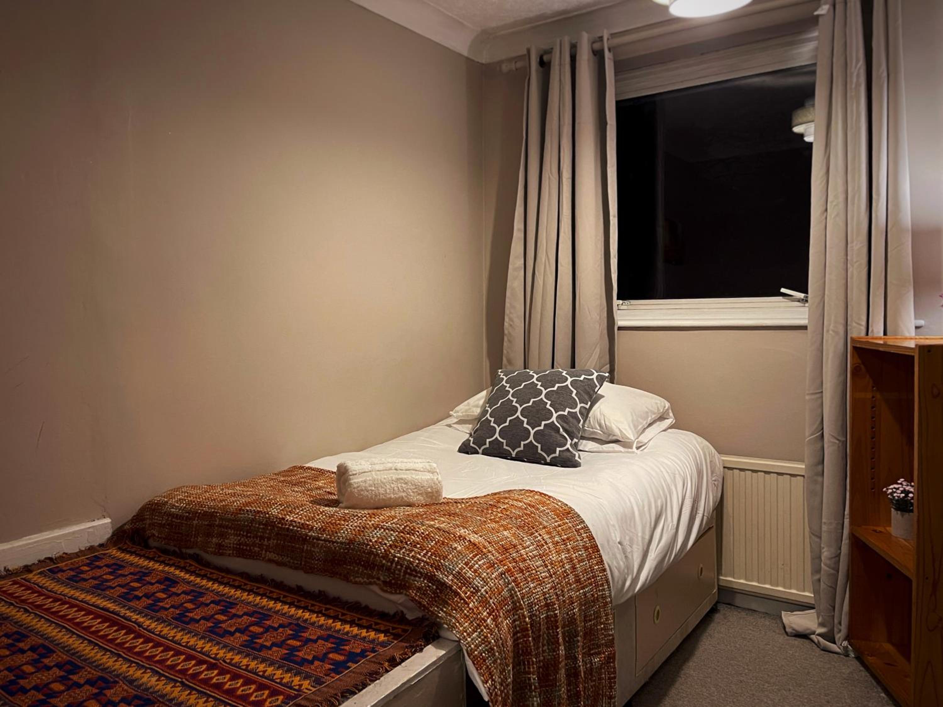 Vintage 3 Bedroom House near Catford - 1 Double Bed, 3 Single Beds, Max 5 people