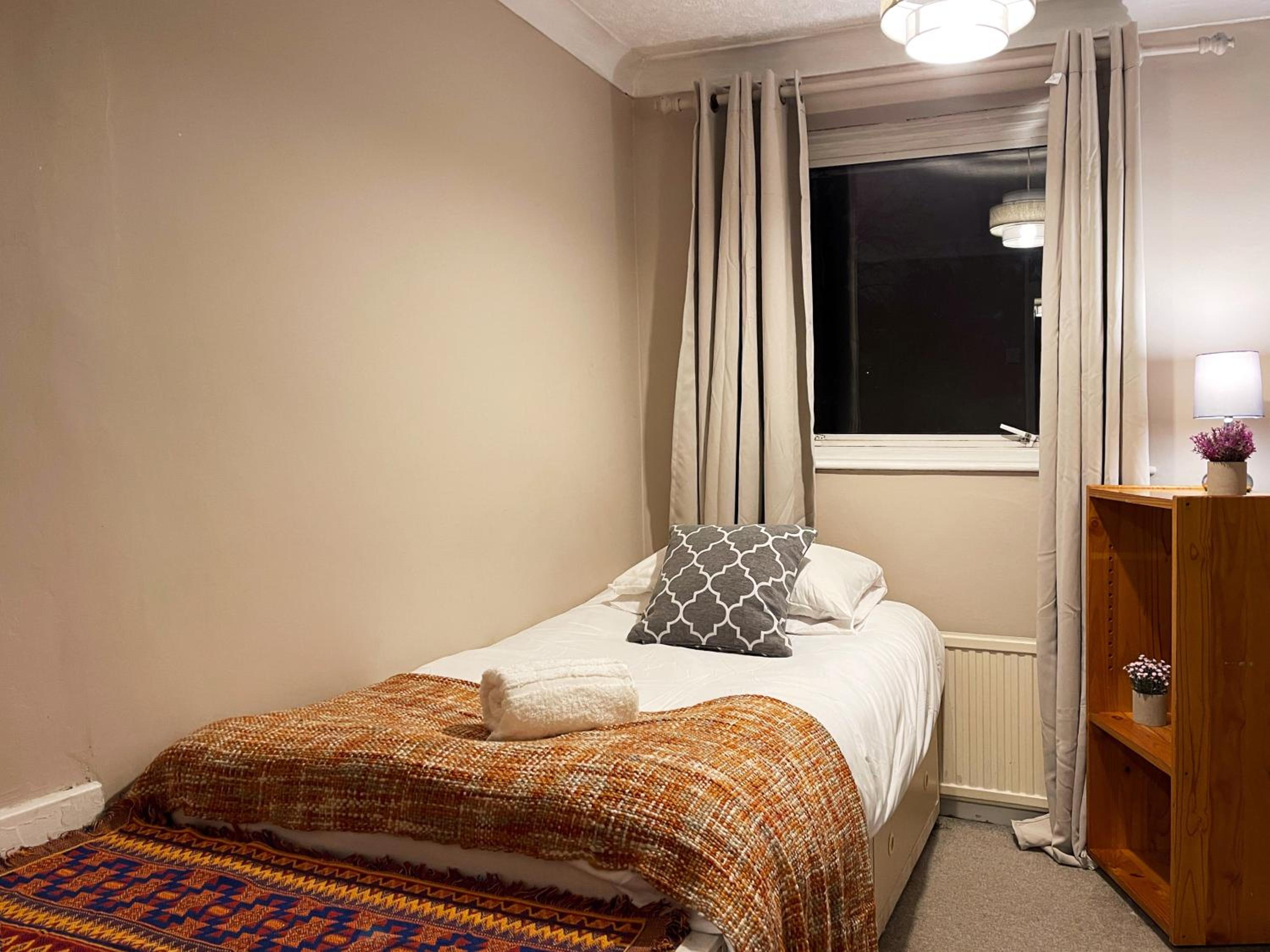 Vintage 3 Bedroom House near Catford - 1 Double Bed, 3 Single Beds, Max 5 people