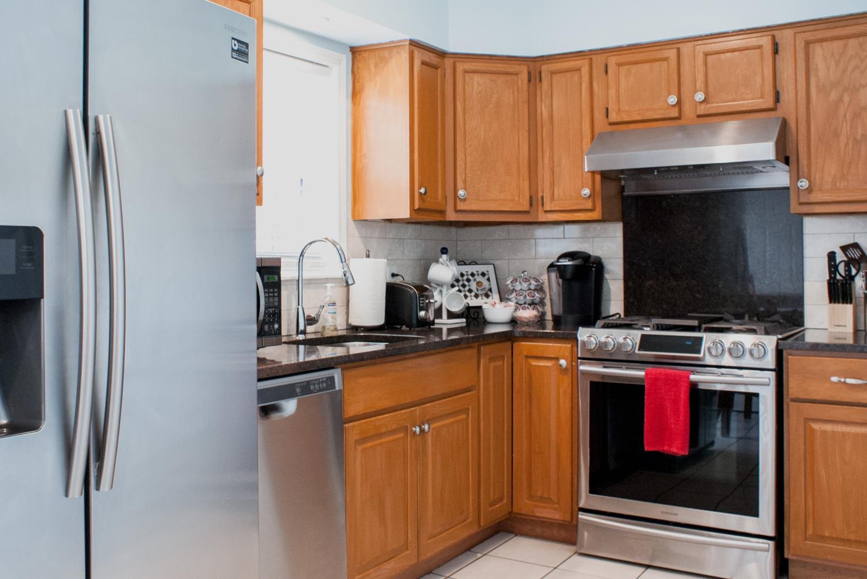 Cozy condo with yard and patio. Long-stay discount available view 4