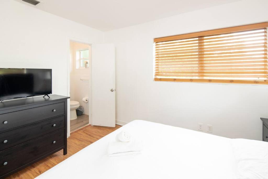 Modern 5 Bedroom Miami Home 15 Min to the Beach