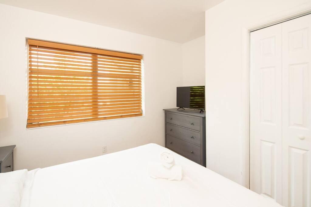 Modern 5 Bedroom Miami Home 15 Min to the Beach